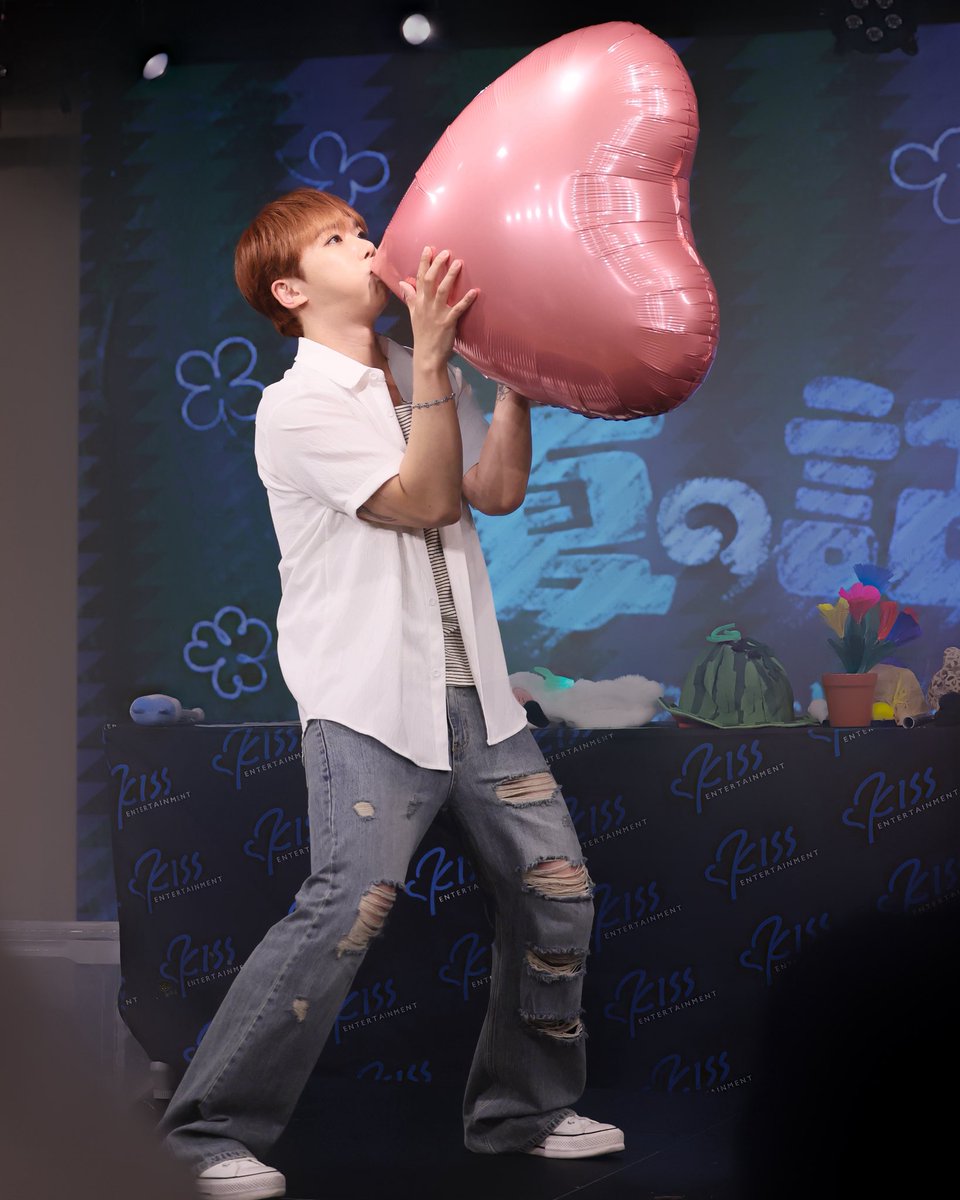 100per_gugu's tweet photo. 30.aug.2026
KISS Entertainment STUDIO 

【夏の記憶Ⅲ_Rock Hyeon】
digital singleプロモーションイベント
2nd

プロと言ってしまえば
それまでなんだけど…

ロクチャ🍀の
ポーズの瞬発力
引き出し多いよなぁ💚

💚
#初恋🍅

#FAVE1 #페이브원
 #록현💚
 #ROCKHYEON 
@FAVE1_official 
@gusdl210 https://t.co/JfV4rSpphY