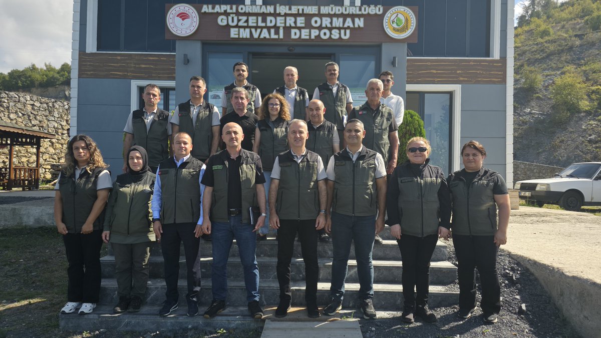 zonguldakobm's tweet photo. Marifet Maharetten Geçer

2027–2028 Yılları Döner Sermaye Bütçe Toplantıları, Alaplı Orman İşletme Müdürlüğü toplantısıyla devam etti.

Bölge Müdürümüz Sayın Halil Oflu riyasetinde, Bölge Müdür Yardımcılarımız Sayın Mehmet Pınar ve Sayın Osman Araz koordinesinde gerçekleştirilen toplantıya; ilgili Şube Müdürleri, Alaplı Orman İşletme Müdürü Fatih Dinçer, İşletme Müdür Yardımcısı ve İşletme Şefleri katıldı.

Toplantıda; 2026 yılı gerçekleşmeleri ve yıl sonu hedefleri değerlendirilirken, Alaplı Orman İşletme Müdürlüğünün 2027–2028 yıllarına ilişkin döner sermaye bütçesi, gelir-gider dengesi, üretim ve satış programları, silvikültürel faaliyetleri ile yatırım ve harcama planları ayrıntılı olarak ele alındı.

Toplantıda değerlendirmelerde bulunan Bölge Müdürümüz Sayın Halil Oflu, “Marifet maharetten geçer. Bilgi ve tecrübe ancak doğru zamanda, doğru yerde ve doğru yöntemle uygulandığında gerçek değerini bulur. Yaptığımız her işte yalnızca sonucu değil, o sonuca nasıl ulaştığımızı da önemsemeliyiz.” dedi.

Çalışma hayatında kontrol ve disiplinin önemine dikkat çeken Bölge Müdürümüz Sayın Oflu, “Kontrol ve disiplin mutlaka olmalı; ancak her şey dozunda ve dengeli yürütülmelidir. Disiplin, insanlara üst perdeden bakmak ya da baskı kurmak değildir. Asıl disiplin; görevini bilmek, sorumluluğunu zamanında yerine getirmek, işini takip etmek ve çalışma arkadaşlarına saygıyı hiçbir zaman kaybetmemektir. Yönetimde esas olan otoriteyi hissettirmek değil, güveni ve iş düzenini tesis etmektir.” ifadelerini kullandı.

Başarının çoğu zaman küçük görünen ayrıntılarda başladığını vurgulayan Bölge Müdürümüz Sayın Oflu, “Küçük davranışlar, büyük sonuçların temelini oluşturur. Güne yatağınızı düzenleyerek başlayın; çünkü insanın kendi hayatında oluşturduğu düzen, yaptığı işe de yansır. Küçük bir işi doğru ve zamanında yapmak, daha büyük sorumlulukları başarabilmenin ilk adımıdır. Bizim işimizde de sahadaki en küçük ayrıntıyı görmek, takip etmek ve zamanında müdahale etmek büyük sonuçlar doğurur. Başarı; bilgi, maharet, disiplin ve sürekliliğin bir araya gelmesiyle mümkündür.” dedi.

Toplantı, 2027–2028 yılı hedeflerinin değerlendirilmesi, görüş ve önerilerin alınması ve bütçe çalışmalarına ilişkin yol haritasının belirlenmesiyle tamamlandı.