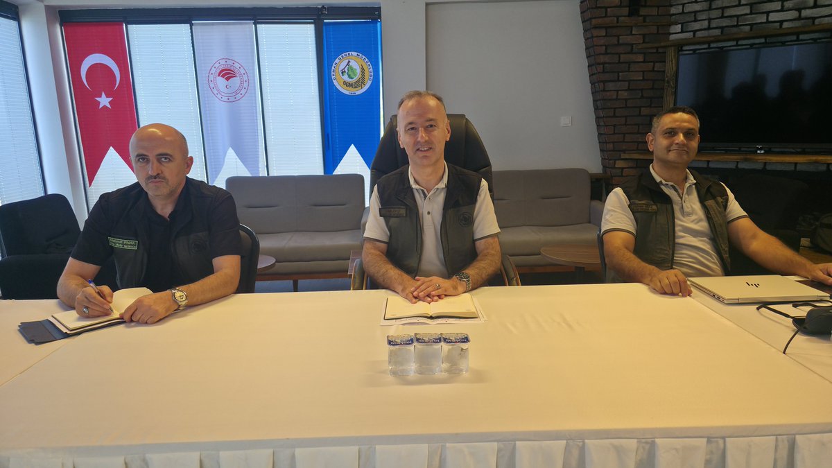 zonguldakobm's tweet photo. Marifet Maharetten Geçer

2027–2028 Yılları Döner Sermaye Bütçe Toplantıları, Alaplı Orman İşletme Müdürlüğü toplantısıyla devam etti.

Bölge Müdürümüz Sayın Halil Oflu riyasetinde, Bölge Müdür Yardımcılarımız Sayın Mehmet Pınar ve Sayın Osman Araz koordinesinde gerçekleştirilen toplantıya; ilgili Şube Müdürleri, Alaplı Orman İşletme Müdürü Fatih Dinçer, İşletme Müdür Yardımcısı ve İşletme Şefleri katıldı.

Toplantıda; 2026 yılı gerçekleşmeleri ve yıl sonu hedefleri değerlendirilirken, Alaplı Orman İşletme Müdürlüğünün 2027–2028 yıllarına ilişkin döner sermaye bütçesi, gelir-gider dengesi, üretim ve satış programları, silvikültürel faaliyetleri ile yatırım ve harcama planları ayrıntılı olarak ele alındı.

Toplantıda değerlendirmelerde bulunan Bölge Müdürümüz Sayın Halil Oflu, “Marifet maharetten geçer. Bilgi ve tecrübe ancak doğru zamanda, doğru yerde ve doğru yöntemle uygulandığında gerçek değerini bulur. Yaptığımız her işte yalnızca sonucu değil, o sonuca nasıl ulaştığımızı da önemsemeliyiz.” dedi.

Çalışma hayatında kontrol ve disiplinin önemine dikkat çeken Bölge Müdürümüz Sayın Oflu, “Kontrol ve disiplin mutlaka olmalı; ancak her şey dozunda ve dengeli yürütülmelidir. Disiplin, insanlara üst perdeden bakmak ya da baskı kurmak değildir. Asıl disiplin; görevini bilmek, sorumluluğunu zamanında yerine getirmek, işini takip etmek ve çalışma arkadaşlarına saygıyı hiçbir zaman kaybetmemektir. Yönetimde esas olan otoriteyi hissettirmek değil, güveni ve iş düzenini tesis etmektir.” ifadelerini kullandı.

Başarının çoğu zaman küçük görünen ayrıntılarda başladığını vurgulayan Bölge Müdürümüz Sayın Oflu, “Küçük davranışlar, büyük sonuçların temelini oluşturur. Güne yatağınızı düzenleyerek başlayın; çünkü insanın kendi hayatında oluşturduğu düzen, yaptığı işe de yansır. Küçük bir işi doğru ve zamanında yapmak, daha büyük sorumlulukları başarabilmenin ilk adımıdır. Bizim işimizde de sahadaki en küçük ayrıntıyı görmek, takip etmek ve zamanında müdahale etmek büyük sonuçlar doğurur. Başarı; bilgi, maharet, disiplin ve sürekliliğin bir araya gelmesiyle mümkündür.” dedi.

Toplantı, 2027–2028 yılı hedeflerinin değerlendirilmesi, görüş ve önerilerin alınması ve bütçe çalışmalarına ilişkin yol haritasının belirlenmesiyle tamamlandı.