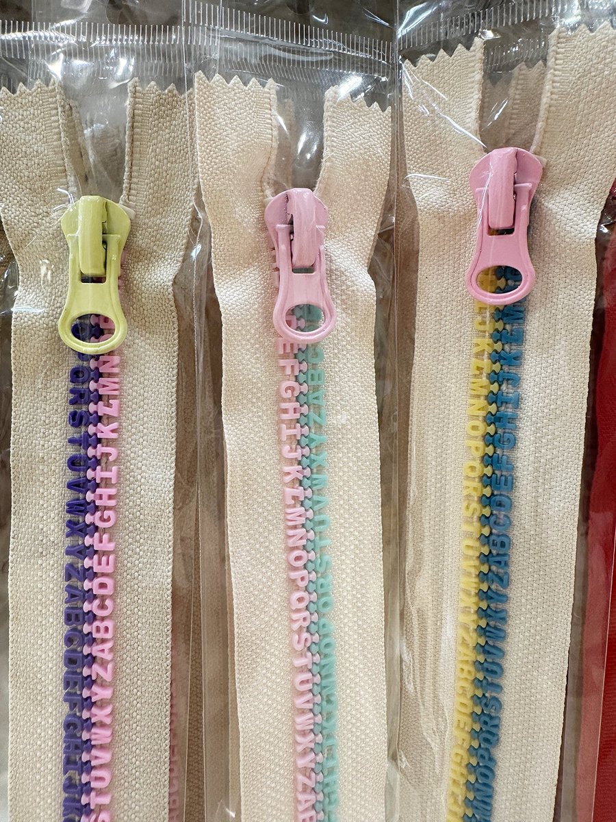 yuzawaya_hobby's tweet photo. これ、探してない🥰？

よ～く見ると…👀
ファスナーの歯が「ABCDEF…」になってる😳✨

遊び心たっぷり＆カラーもかわいい
「アルファベットファスナー」🎵
https://t.co/QPWP37UiWV

20cmなのでポーチやペンケースにもぴったり♪
いつもの作品のアクセントにどうぞ😊 https://t.co/xnLC5CNblg