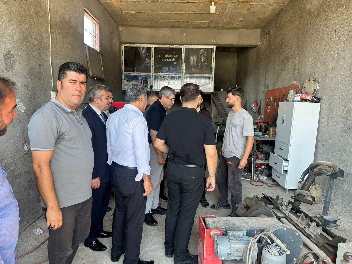 EyupOzkececi's tweet photo. 📍Araban 

Araban’ımızda kıymetli esnafımızı ziyaret ederek hâl ve hatırlarını sorduk, talep ve beklentilerini dinledik.

Şehrimizin bereketine emekleriyle değer katan tüm esnaf kardeşlerimize hayırlı ve bereketli kazançlar diliyorum.

Gönül gönüle, istişareyle; Araban’ımız için çalışmaya devam edeceğiz. 

@mihsandagdelen 
@SydVkksOmeroglu 
@KamilKasney 
@AdilKk67335117 
@arifseckinn 
@AKPartiG_Antep 
@partiakaraban