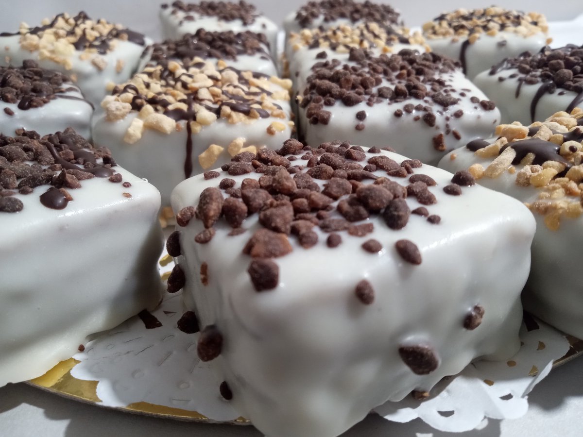 rubenpenalba1's tweet photo. Hola arma la docena como quieras yo te los llevo.. cuadraditos tentación ..chocoalfajor. alfajores limón y membrillo.. alfajores limon y  chocolate .vainilla y chocolate . https://t.co/IVZYi8i5mz