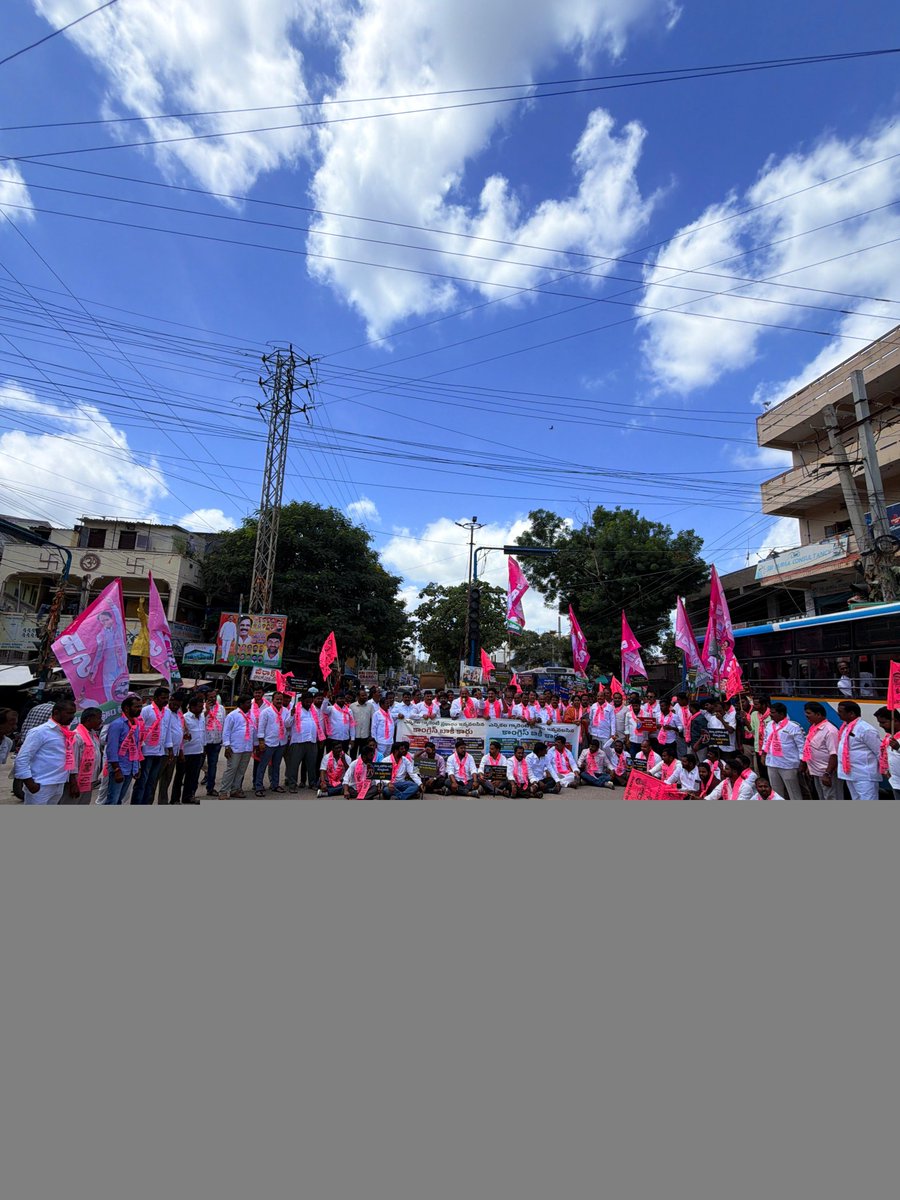 chevellabrs's tweet photo. BRS  పార్టీ 7 రోజుల నిరసన కార్యక్రమంలో భాగంగా మొదటి రోజు చేవెళ్ల నియోజకవర్గ వ్యాప్తంగా కాంగ్రెస్ ప్రభుత్వ 1000 రోజుల పాలన వైఫల్యనికి నిరసన వ్యక్తం చేసిన @BRSparty నాయకులు కార్యకర్తలు 

జై తెలంగాణ 

@KTRBRS 
@BrsSabithaIndra 
@KarthikIndrAnna https://t.co/WtnH2pVz1A