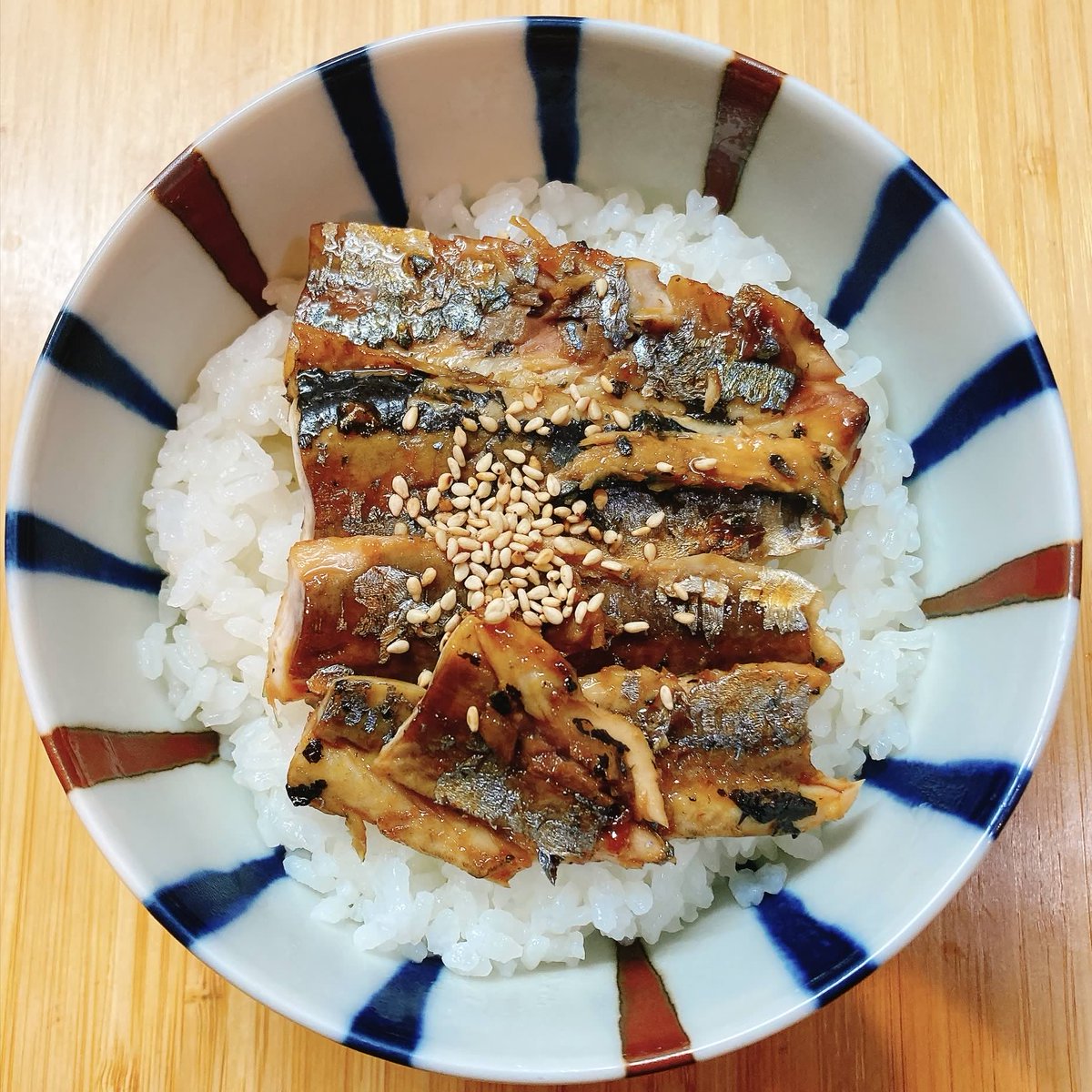 coming_toga's tweet photo. さんま蒲焼き風丼🐟540kcal P17.8g

さんま(可食部60g)のカロリーが高くて(170kcal推定)使う量ケチったらお米がかくれませんでした🥹

※ちなみに9/3の昼ごはんの記録です(え??????)

#ダイエット記録
#ダイエット仲間募集中
#ダイエット垢さんと繋がりたい https://t.co/WsmDUv6eRu