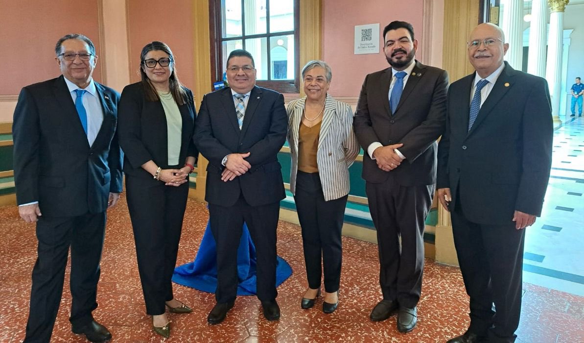 Plomo19792's tweet photo. 🔴La Embajada de #Nicaragua en El Salvador participó ayer en el acto protocolario de inauguración de las Fiestas Patrias, realizado en el Palacio Nacional, en el centro Histórico de San Salvador, que fue presidido por el VicePresdente de la República d, Sr. Felix Ulloa. https://t.co/PsPhdFt6C7