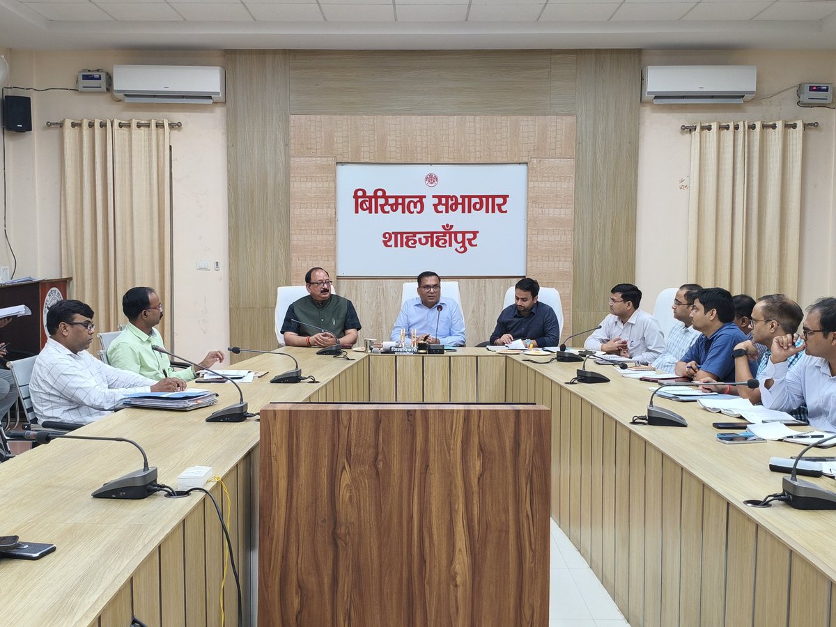 dmupsha's tweet photo. फैमिली आईडी बनाने की समीक्षा करते हुए अधिकारियों की निर्देश दिए कि एक ही परिवार के अलग-अलग सदस्यों के नाम से बनी फैमिली आईडी को मर्ज करने की कार्रवाई एक सप्ताह में पूर्ण की जाए। जिन पात्र परिवारों की फैमिली आईडी अभी तक नहीं बनी है, उन्हें फैमिली आईडी बनाने पर विशेष जोर दिया जाए। https://t.co/gOASd2BYwI
