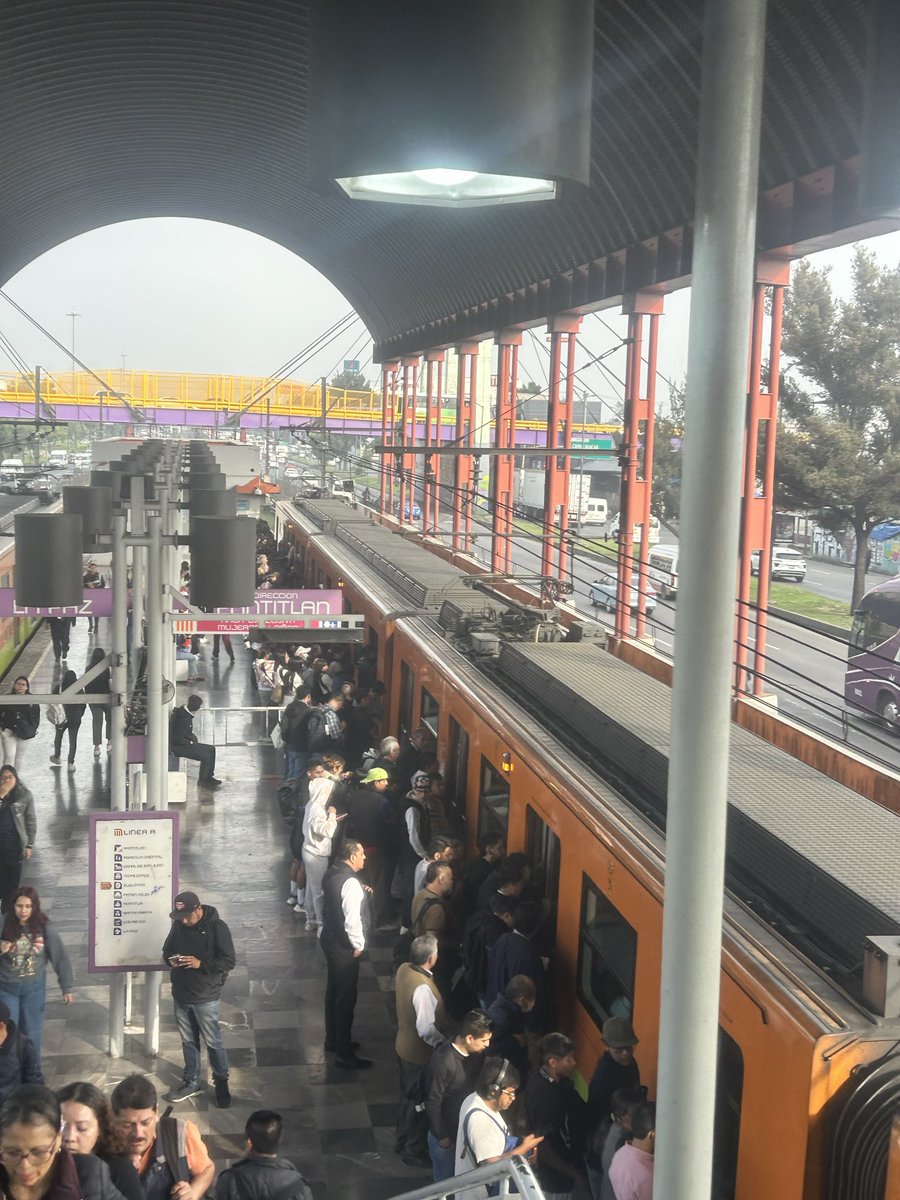 Cammsst's tweet photo. @MetroCDMX Línea A al momento los trenes están repletos y eso apenas es en Guelatao siempre es lo mismo con esta línea tan pocas estaciones como para que den un servicio así https://t.co/JtobAxYuA0