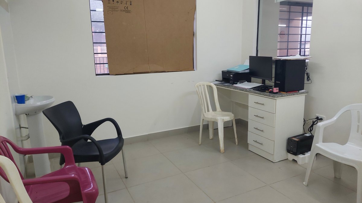briancaceresv's tweet photo. Ven esas sillas? Son los únicos mobiliarios en la USF La Victoria de San Lorenzo. Son mobiliarios llevaron desde sus casas los funcionarios

Esa USF fue terminada hace 2 años pero nunca fue habilitada. No tiene muebles, remedios ni insumos. Hace poco se robaron los AA. https://t.co/BIazDHP5F5