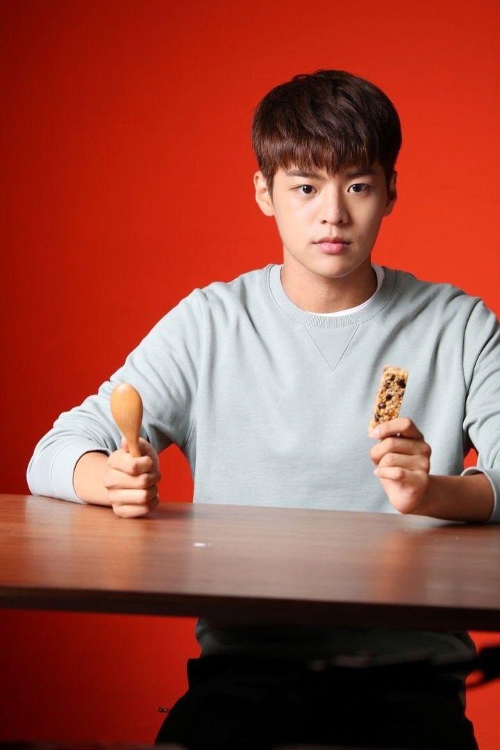 meongMeongkk's tweet photo. 순간 숟가락이 아니라 치킨 들고있는줄 https://t.co/OvyfyOs6yK
