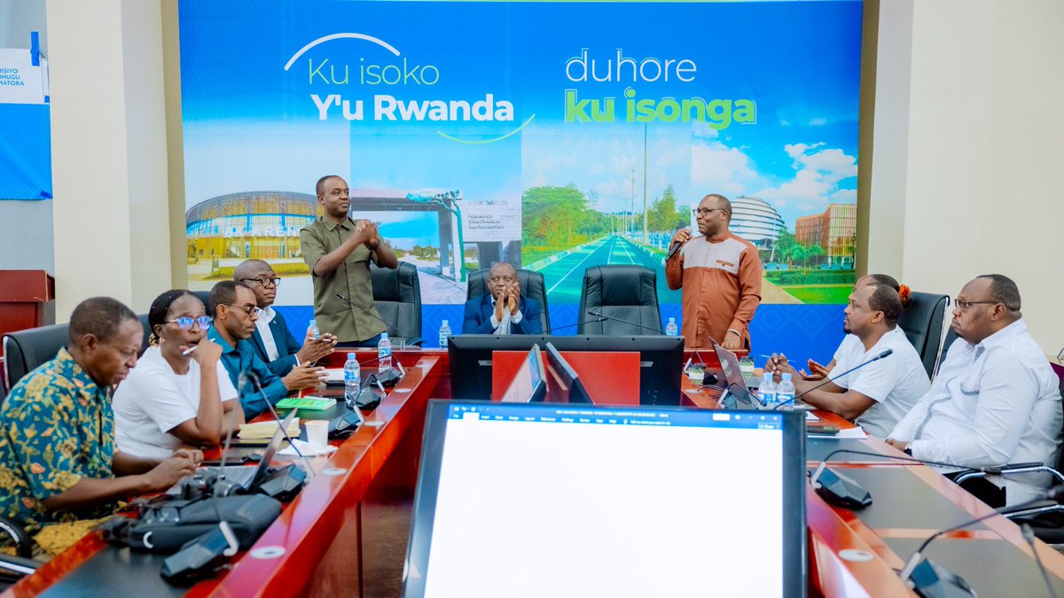 kigalitoday's tweet photo. Umunyamabanga Uhoraho muri Minisiteri y’Urubyiruko n’Iterambere ry’Ubuhanzi, Parfait Ishungure, yitabiriye igikorwa cyo gutora Umudepite uhagarariye urubyiruko mu Nteko Ishinga Amategeko.

Mu ijambo yagejeje ku bagize Inteko Itora, yasabye abitabiriye amatora kurangwa n’ituze, ikinyabupfura, kubahana no kubahiriza amategeko.

Yasabye urubyiruko gutega amatwi imigabo n’imigambi y’abakandida, rugatora uwo rubona ushoboye kuruhagararira no guteza imbere inyungu zarwo.

Itora ry’Umudepite usimbura riyobowe na Komisiyo y’Igihugu y’Amatora.