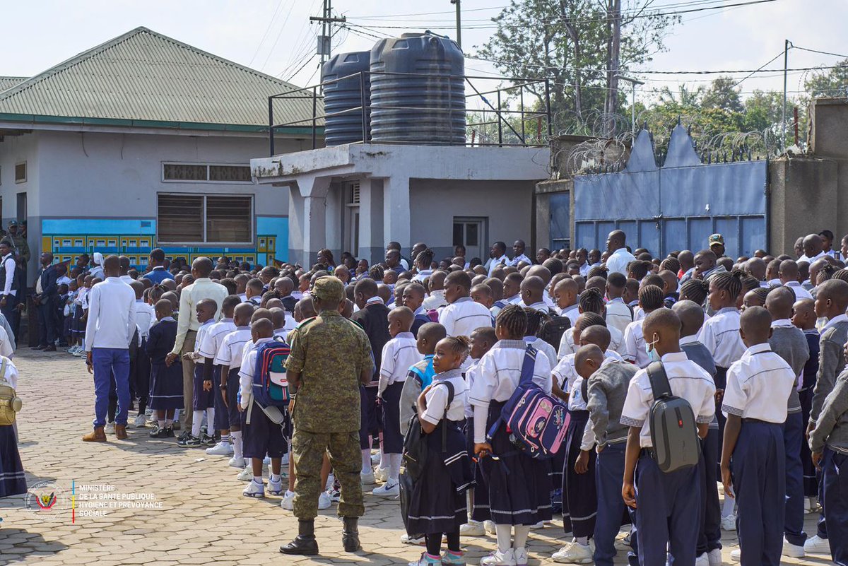 MinSanteRDC's tweet photo. À l’occasion du lancement officiel de l’année scolaire 2026-2027 en Ituri, le Gouverneur militaire, le Général-Major Gaby Kasongo, a placé la prévention sanitaire au cœur de la rentrée scolaire.

Il a sensibilisé les élèves, enseignants et parents à l’importance du respect des gestes barrières et des mesures d’hygiène, tout en rassurant sur les dispositions prises pour renforcer leur protection dans les établissements scolaires.

Le Gouverneur a appelé la communauté scolaire à faire preuve de vigilance et de discipline, rappelant que la protection de chacun repose aussi sur l’adoption des bons comportements au quotidien.