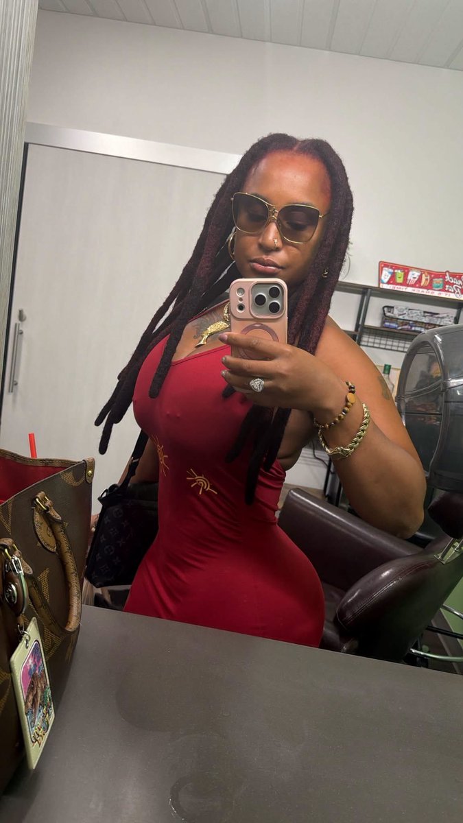 Successful27742's tweet photo. Some men say they will never talk to a girl with dreads .. it’s ok lol I’m serving wicks 🥵 https://t.co/KXfxYDbkqW
