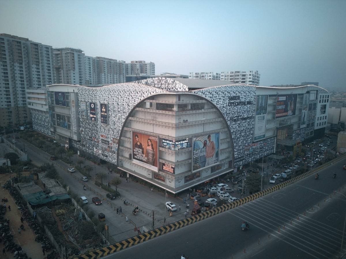 PlusPointIndia's tweet photo. 🚨Top 10 Biggest Malls in India - By Built-Up Area

1. Sarath City Capital Mall - Hyderabad, Telangana
2. Lulu International Shopping Mall - Kochi, Kerala
3. Lulu Mall - Lucknow, Uttar Pradesh
4. DLF Mall of India - Noida, Uttar Pradesh
5. Lulu Mall - Thiruvananthapuram, Kerala
6. Phoenix Marketcity - Mumbai, Maharashtra
7. Ambience Mall - Gurugram, Haryana
8. Select Citywalk - New Delhi
9. Elante Mall - Chandigarh
10. Phoenix Marketcity - Pune, Maharashtra