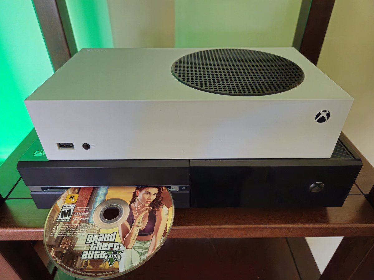 Stallion83's tweet photo. Before disc‑to‑digital, the Series S couldn’t touch your physical games.

Now you can drop those discs into an Xbox One or Series X, claim the digital license, and your Series S will play them. https://t.co/7T39As6Ych