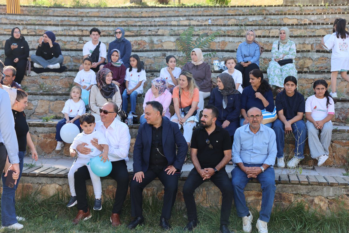 GSB_Yozgat's tweet photo. Yozgat GSB Gençlik Yaz Kulübü, unutulmaz bir kapanış şenliğiyle yaz dönemine harika bir final yaptı!

Yozgat Vali Yardımcımız Sayın Türker Çağatay Halim ve Gençlik ve Spor İl Müdürümüz Sayın Şahin Hopur’un katılımlarıyla gençlerimizle ve kıymetli halkımızla bir araya geldik. Rengarenk etkinlikler, doyasıya eğlence ve birbirinden keyifli oyunlarla dolu bu günde, yaz boyunca biriktirdiğimiz güzel anıları hep birlikte taçlandırdık.

Yaz boyunca enerjileriyle kulübümüzü canlandıran tüm gençlerimize ve bu coşkuyu bizimle paylaşan hemşehrilerimize teşekkür ederiz. Yeni dönemde, yeni buluşmalarda görüşmek üzere!