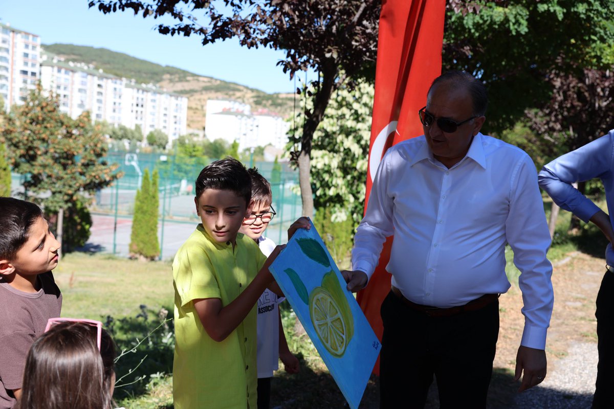 GSB_Yozgat's tweet photo. Yozgat GSB Gençlik Yaz Kulübü, unutulmaz bir kapanış şenliğiyle yaz dönemine harika bir final yaptı!

Yozgat Vali Yardımcımız Sayın Türker Çağatay Halim ve Gençlik ve Spor İl Müdürümüz Sayın Şahin Hopur’un katılımlarıyla gençlerimizle ve kıymetli halkımızla bir araya geldik. Rengarenk etkinlikler, doyasıya eğlence ve birbirinden keyifli oyunlarla dolu bu günde, yaz boyunca biriktirdiğimiz güzel anıları hep birlikte taçlandırdık.

Yaz boyunca enerjileriyle kulübümüzü canlandıran tüm gençlerimize ve bu coşkuyu bizimle paylaşan hemşehrilerimize teşekkür ederiz. Yeni dönemde, yeni buluşmalarda görüşmek üzere!