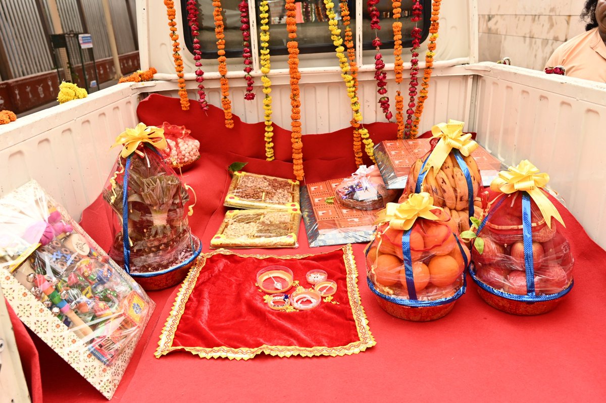 VishwaMishr's tweet photo. श्री काशी विश्वनाथ मंदिर न्यास द्वारा जन्माष्टमी पर्व हेतु श्री कृष्ण जन्मस्थल न्यास को प्रेषित उपहार विषयक बाइट एवं फोटोग्राफ्स 🙏 https://t.co/pJ7ovHhHvJ