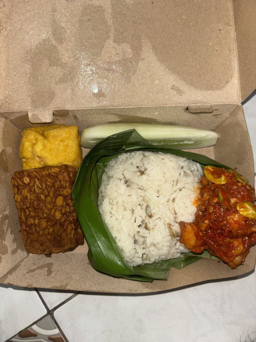 diora_anr's tweet photo. Makan malam sederhana cumi + tempe, tahu

Kalian udah makan malem belum? https://t.co/Dt562b7Mh0