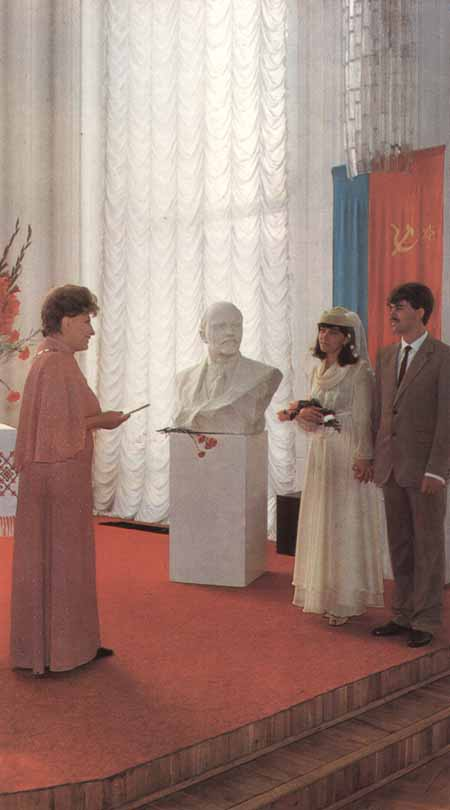 eastblocvisuals's tweet photo. Soviet wedding in the Ukrainian SSR, 1970s. https://t.co/i69OkuTXwy