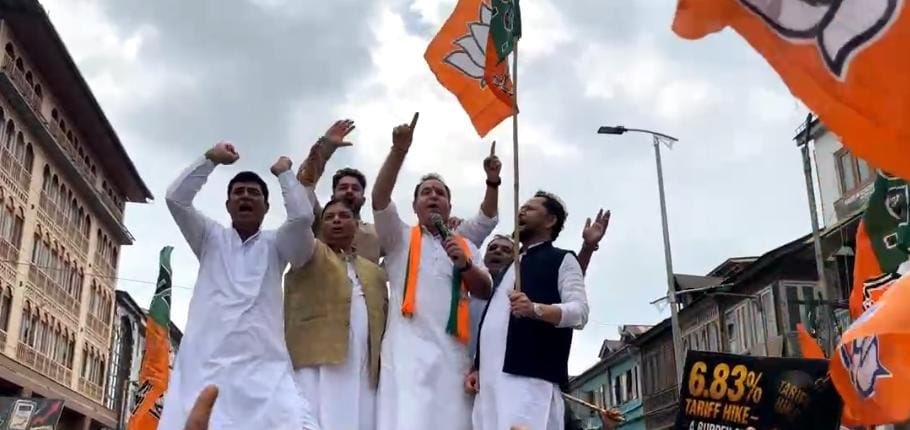 Sunil_SharmaBJP's tweet photo. Massive BJP protest in #Srinagar against the failures of the NC Government.Thousands of people from Kashmir took to the streets at Lal Chowk, raising their voices over unemployment, high power tariffs, corruption, alleged backdoor appointments, and unfulfilled poll promises. https://t.co/dLke6uGk3h