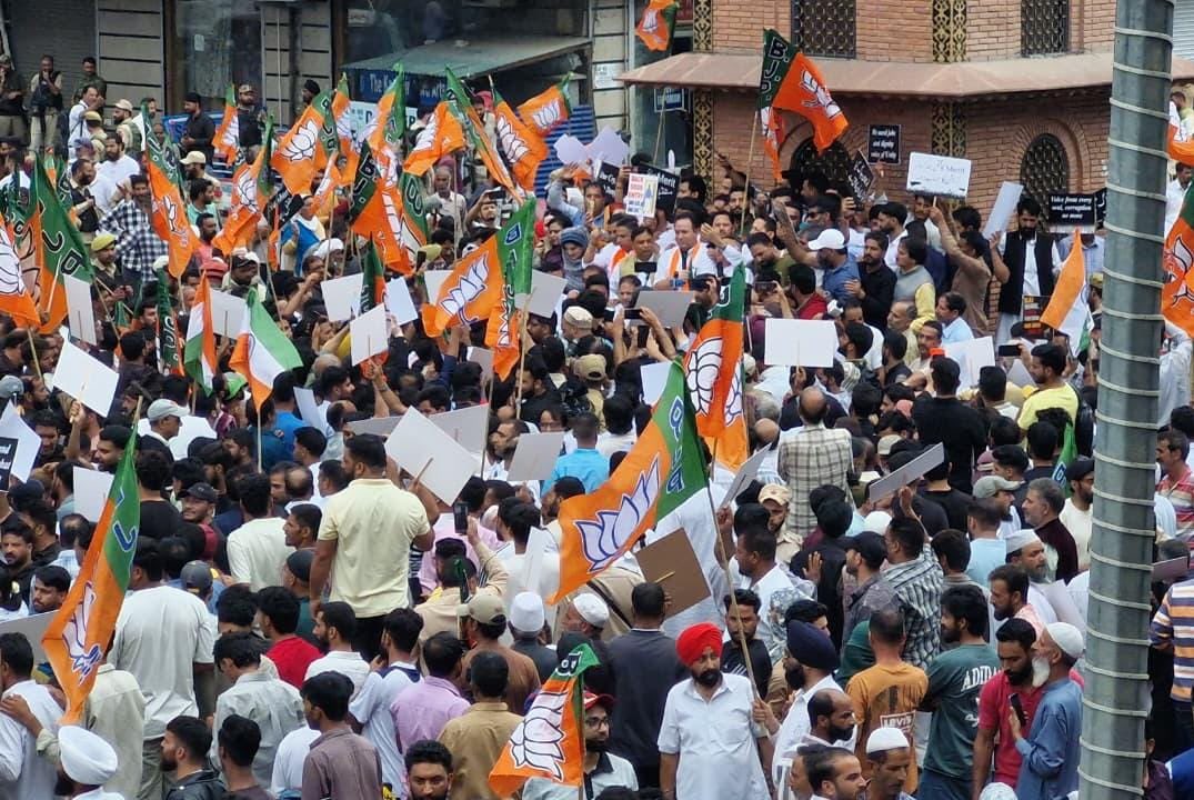 Sunil_SharmaBJP's tweet photo. Massive BJP protest in #Srinagar against the failures of the NC Government.Thousands of people from Kashmir took to the streets at Lal Chowk, raising their voices over unemployment, high power tariffs, corruption, alleged backdoor appointments, and unfulfilled poll promises. https://t.co/dLke6uGk3h