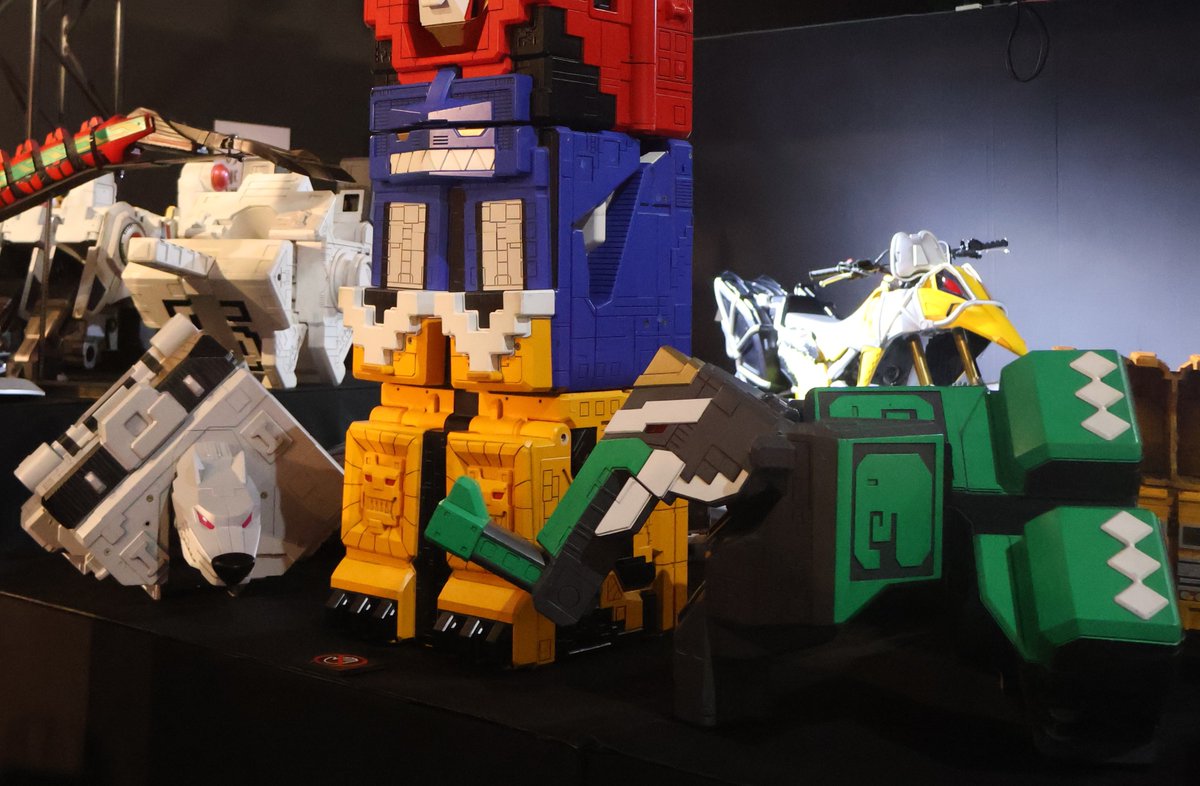 Info_ATAC's tweet photo. 今年で放送10周年の『動物戦隊ジュウオウジャー』。#全スーパー戦隊展 大阪会場では、キューブイーグル・シャーク・ライオンはジュウオウキング（1・2・3）に動物合体する途中の状態で展示！ 撮影当時実際にミニチュアを変形・合体させていた特撮研究所の操演技師・中山亨氏が設営も担当されました。 https://t.co/ZuAxXcjDt2