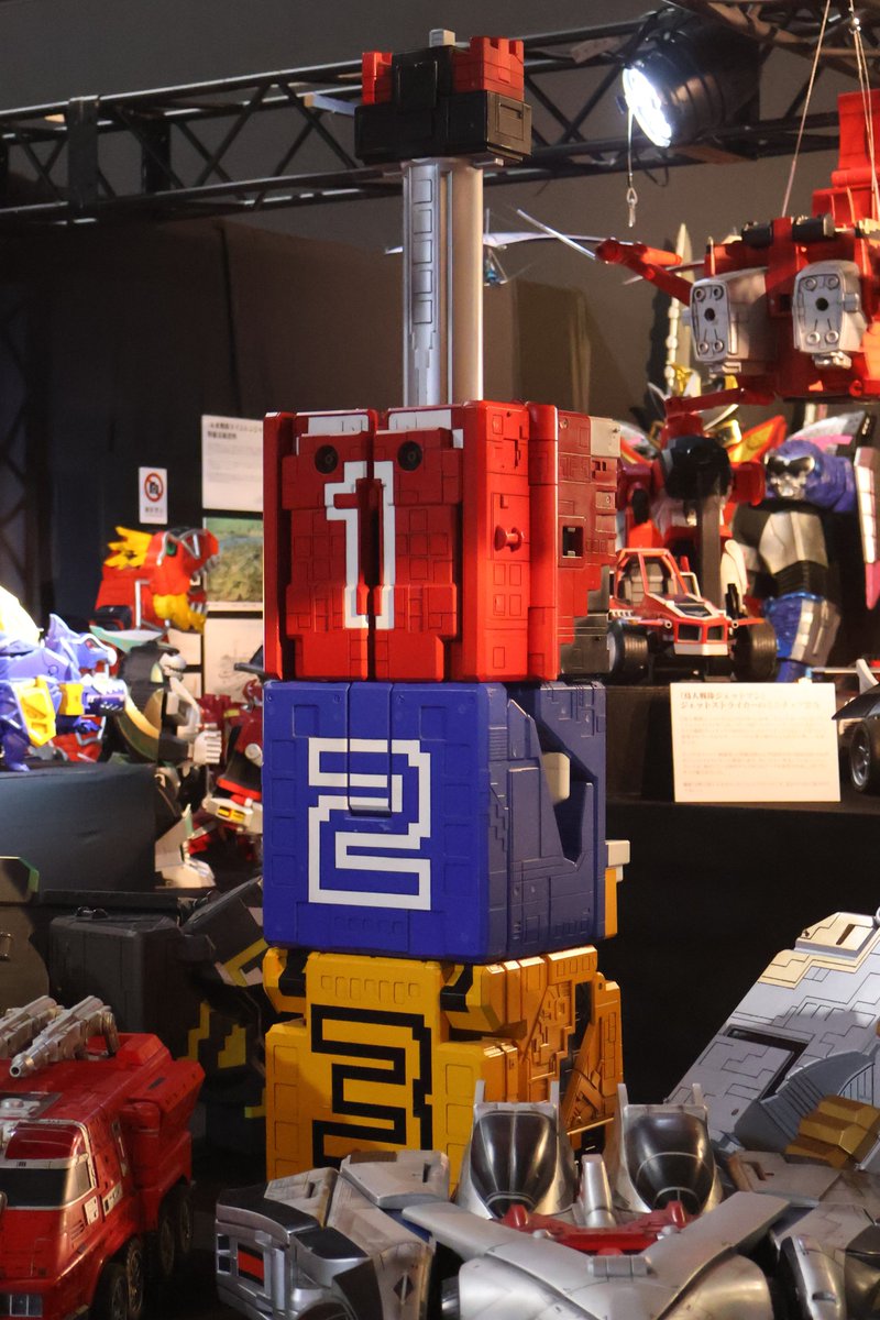 Info_ATAC's tweet photo. 今年で放送10周年の『動物戦隊ジュウオウジャー』。#全スーパー戦隊展 大阪会場では、キューブイーグル・シャーク・ライオンはジュウオウキング（1・2・3）に動物合体する途中の状態で展示！ 撮影当時実際にミニチュアを変形・合体させていた特撮研究所の操演技師・中山亨氏が設営も担当されました。 https://t.co/ZuAxXcjDt2