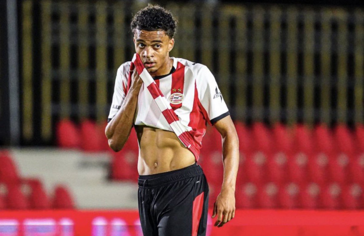 NorwayTransfers's tweet photo. 🚨 Viking henter Essien Bassey fra PSV Eindhoven. Høyrebacken forlater nederlandsk fotball og er klar for Viking i en avtale verdt rundt 11 millioner kroner, ifølge @FabrizioRomano. Bassey skal dermed spille Champions League-fotball med Viking. https://t.co/4L7y98WU3p