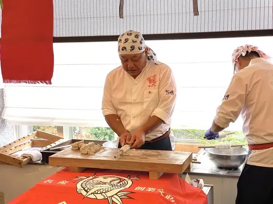 Ghqnllo's tweet photo. セルリアンタワー東急ホテルでは、10月25日（日）、日本料理「Japanese Cuisine 桜丘」（2F）にて、ヤマサちくわ（豊橋市）とのコラボで「穂の国とよはし・東三河の歴史と食文化のランチセミナー」を開催いたします。社長のレクチャー、デモンストレーション、ちくわの焼き上げ体験等がある。 https://t.co/cLiQ8I6jwK