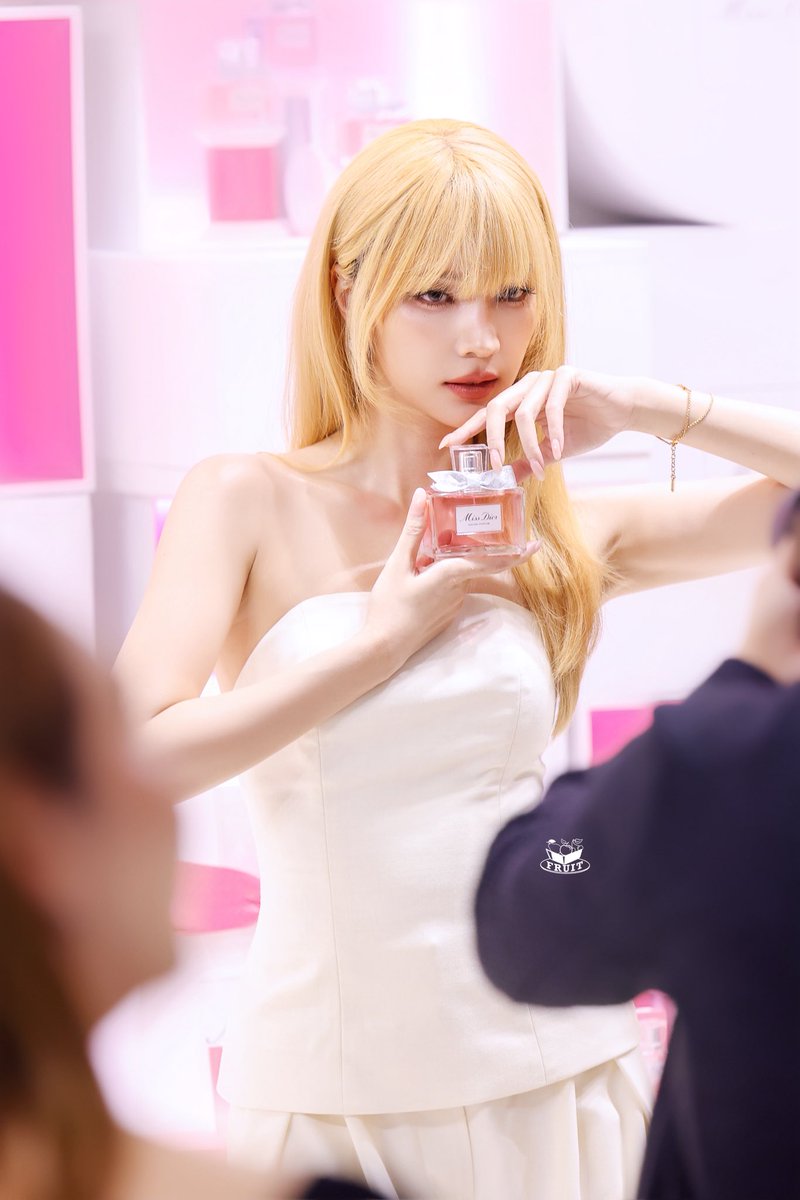 fruitday1128's tweet photo. 🎀🎀

JANHAE MISS DIOR PARAGON
#JanHaeDiorBeautyParagon https://t.co/dYhv055KsK