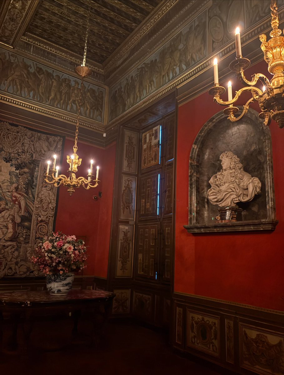 MirandaBoamvx's tweet photo. The perfect night doesn’t exist… Well, it looks like it does. A magical candlelit evening at Vaux-le-Vicomte—one of those nights you simply never forget. https://t.co/IsYfq039a9