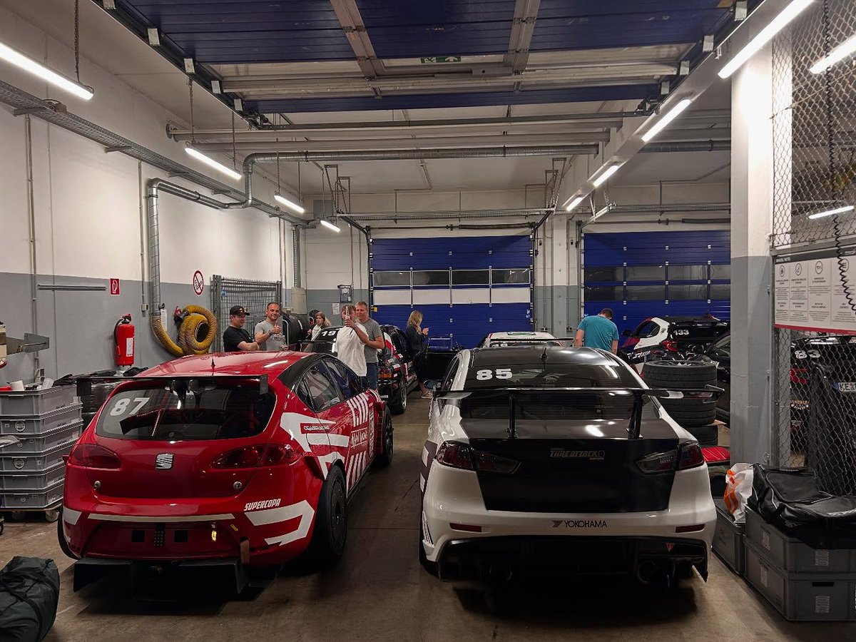 ConchaEversej's tweet photo. Round 2 is already over. After qualifying in P6, both Markus and I narrowly missed the Hot Lap Finals in our classes. The competition is fierce, and with nearly 40 cars on track, things got hectic. Due to a “lack of space, ” the Evo ended up mowing https://t.co/hBYKeoK7q4