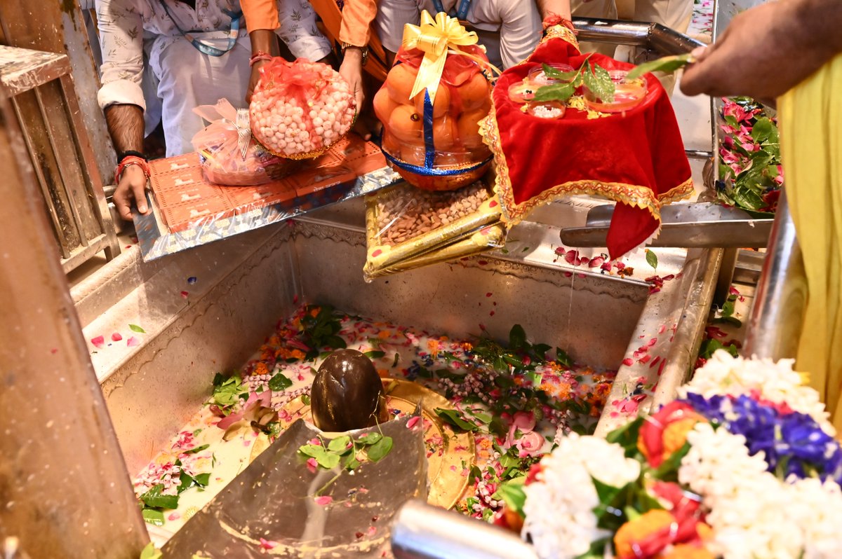ShriVishwanath's tweet photo. प्रेस विज्ञप्ति:- 02.09.2026
श्रीकृष्ण जन्माष्टमी के पावन पर्व पर श्री लड्डू गोपाल ह���तु श्री काशी विश्वनाथ धाम से उपहार सामग्री प्रेषित
वाराणसी, दिनांक 02 सितम्बर, 2026
सनातन संस्कृति के दो दिव्य एवं प्रमुख आध्यात्मिक केन्द्रों—काशी एवं मथुरा—के मध्य श्रद्धा, समर्पण एवं सांस्कृतिक आदान-प्रदान की अनुपम परंपरा को निरंतरता प्रदान करते हुए श्रीकृष्ण जन्माष्टमी के पावन पर्व के अवसर पर श्री काशी विश्वनाथ धाम से भगवान श्री लड्डू गोपाल हेतु विशेष उपहार सामग्री श्रीकृष्ण जन्मस्थान, मथुरा को श्रद्धापूर्वक प्रेषित की गई।
वर्ष 2024 में श्रीक���ष्ण जन्माष्टमी के अवसर पर प्रारंभ किए गए इस अभिनव धार्मिक एवं सांस्कृतिक नवाचार के अंतर्गत श्री काशी विश्वनाथ धाम से भगवान श्री विश्वेश्वर द्वारा श्रीकृष्ण जन्मस्थान, मथुरा में विराजमान श्री लड्डू गोपाल को उपहार सामग्री प्रेषित की गई थी। इसी क्रम में रंगभरी एकादशी के अवसर पर भी काशी एवं मथुरा के मध्य परस्पर भेंट एवं श्रद्धा-संदेशों के आदान-प्रदान की इस पावन परंपरा को आगे बढ़ाया गया।
इ�� नवाचारपूर्ण परंपरा का उद्देश्य सनातन धर्म के प्रमुख तीर्थों एवं मंदिरों के मध्य आध्यात्मिक संवाद, सांस्कृतिक ��मन्वय तथा परस्पर श्रद्धा के संबंधों को और अधिक सुदृढ़ करना है।
दिनांक 04 सितम्बर, 2026 को आयोजित होने वाले श्रीकृष्ण जन्माष्टमी पर्व के पूर्व आज दिनांक 02 सितम्बर, 2026 को भगवान श्री लड्डू गोपाल हेतु तैयार विशेष उपहार सामग्री को श्री काशी विश्वनाथ मंदिर में भगवान श्री विश्वेश्वर महादेव के समक्ष विधि-विधानपूर्वक पूजित किया गया तथा भगवान श्री विश्वेश्वर को समर्पित कर उनका आशीर्वाद प्राप्त किया ���या। तत्पश्चात वैदिक मंत्रोच्चार एवं पूजा-अर्चना के मध्य उक्त पावन उपहार सामग्री को श्रद्धापूर्वक श्रीकृष्ण जन्मस्थान, मथुरा के लिए प्रेषित किया गया। इस अवसर पर श्री काशी विश्वनाथ मंदिर न्यास के अधिकारियों एवं कार्मिकों की उपस्थिति में कार्यक्रम पारंपरिक गरिमा एवं श्रद्धाभाव के साथ संपन्न हुआ। इस वर्ष नवाचार में अभिवृद्धि करते हुए देश विदेश के विभिन्न देवालयों से विराजमान देवता के ���ुभकामना संदेश श्री कृष्ण जन्माष्टमी पर्व हेतु श्री कृष्ण जन्मस्थल न्यास को संबोधित करते हुए निर्गत करने की पहल का समन्वय श्री काशी विश्वनाथ मंदिर न्यास द्वारा संस्थागत नॉलेज पार्टनर टेम्पल कनेक्ट के सहयोग से किया जा रहा है। अब तक लगभग 15 देशों से 100 से अधिक देवालयों से शुभकामना संदेश श्री काशी विश्वनाथ मंदिर न्यास द्वारा प्राप्त किए जा चुके हैं जिन्हें श्री कृष्ण जन्मस्थल न्यास को भेंट सामग्री के साथ ही प्रेषित किया जा रहा है।
उल्लेखनीय है कि वर्ष 2024 से प्रारंभ इस अभिनव परंपरा को देश एवं विदेश के विभिन्न मंदिरों तथा धार्मिक संस्थाओं द्वारा भी सराहा जा रहा है। श्रीकृष्ण जन्माष्टमी पर��व के उपलक्ष्य में देश-विदेश के विभिन्न मंदिरों एवं धार्मिक संस्थानों से श्री काशी विश्वनाथ मंदिर न्यास को निरंतर शुभकामना एवं बधाई संदेश प्राप्त हो रहे हैं, जो इस नवाचारपूर्ण सांस्कृतिक एवं धार्मिक पहल की व्यापक स्वीकार्यता एवं महत्ता को प्रदर्शित करते हैं।
श्रीकृष्ण एवं भगवान शिव सनातन धर्म की महान आध्यात्मिक परंपराओं के प्रमुख आराध्य स्वरूप हैं। उनके मध्य श्रद्धा, भक्ति एवं सांस्��ृतिक आदान-प्रदान की यह परंपरा धार्मिक सौहार्द एवं सनातन एकात्मता को सुदृढ़ करने के साथ-साथ भारत की प्राचीन तीर्थ परंपरा को भी नवीन ऊर्जा प्रदान कर रही है।
काशी और मथुरा, दोनों ही भारतीय सनातन संस्कृति एवं आध्यात्मिक चेतना के प्रमुख केन्द्र हैं। इन दोनों पवित्र तीर्थों के मध्य स्थापित हो रही यह सांस्कृतिक एवं आध्यात्मिक परंपरा समस्त सनातन समाज को एकत्व, संवाद, सहभक्ति एवं ��ारस्परिक श्रद्धा का संदेश प्रदान करती है। मंदिर न्यास के अधिकारियों एवं कार्मिकों के सहयोग से कार्यक्रम को पूर्ण शुचिता, पारंपरिक गरिमा एवं श्रद्धाभाव के साथ सुचारु रूप से संपन्न कराया गया।
मुख्य कार्यपालक अधिकारी द्वारा मंदिर न्यास के अधिकारियों एवं कार्मिकों को यह भी निर्देशित किया गया कि श्री काशी विश्वनाथ मंदिर न्यास द्वारा प्रारंभ किए गए ऐसे धार्मिक, सांस्कृतिक एवं जनहितकारी नवाचारों को निरंतरता प्रदान करते हुए भविष्य में भी उन्हें स्थायी स्वरूप दिया जाए तथा किसी भी परिस्थिति में इन परंपराओं की श्रृंखला बाधित न होने पाए। इस संबंध में उपस्थित अधिकारियों एवं कार्मिकों द्वारा भी पूर्ण सहयोग एवं निरंतरता बनाए रखने का संकल्प व्यक्त किया गया।
इसके साथ ही, श्री काशी विश्वनाथ मंदिर न्यास के मुख्य कार्यपालक अधिकारी स्वयं मथुरा में आयोजित श्रीकृष्ण जन्माष्टमी के म��ोत्सव में उपस्थित होकर सहभागिता करेंगे तथा श्रीकृष्ण जन्मस्थान में आयोजित इस पावन महोत्सव के अवसर पर श्री काशी विश्वनाथ धाम एवं श्रीकृष्ण जन्मस्थान के मध्य स्थापित इस आध्यात्मिक एवं सांस्कृतिक परंपरा को और अधिक सुदृढ़ करने का प्रयास किया जाएगा।
समारोह के उपरांत भगवान श्री लड्डू गोपाल हेतु समर्पित समस्त भेंट एवं उपहार सामग्री को विधिवत् एवं श्रद्धापूर्वक श्रीकृष्ण जन्मस्थान, मथुरा के लिए प्रेषित किया गया।
श्री काशी विश्वनाथ मंदिर न्यास समस्त देशवासियों एवं आस्थावान सनातन श्रद्धालुओं को श्रीकृष्ण जन्माष्टमी के पावन पर्व की हार्दिक शुभकामनाएं प्रेषित करते हुए भगवान श्रीकृष्ण एवं बाबा श्री विश्वनाथ से समस्त विश्व के कल्��ाण, सुख, शांति एवं समृद्धि की कामना करता है।
॥ श्री काशीविश्वनाथो विजयतेतराम ॥
#srikrishnajanmastami #sanatandharma #kashi #kashivishwanathtemple