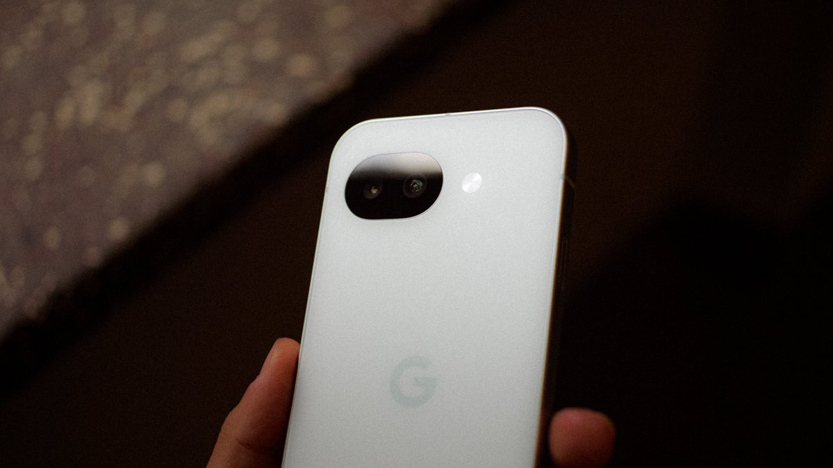 OutofGalaxyy's tweet photo. I don't even know where to start... 😭

I'm sorry, I'm sorry for not believing. I'm sorry for doubting. I'm sorry for being ignorant. I WAS WRONG. I'm sorry. 

I am known as one of the biggest Google Pixel haters out there, and there is absolutely NO way you'd expect me to like one. Right?

Especially considering the fact that I switched from a "flagship" iPhone 17 I bought for €950 back in the day, to a mid range Pixel 10a, which I got for €270

Now stay with me. You might consider me a hypocrite, a weirdo, or think there is smt wrong with me. I don't care:

This is THE BEST experience I've EVER had on a smartphone. 

I can't believe I'm saying this myself. Truly. It still sounds like nonsense.

It's smooth. It's light. It's polished. It's almost entirely bug and lag free (especially in comparison to what my iPhone 17 has been since the day I bought it). 

This mid-range phone feels 97% like my iPhone. The build quality is crazy good. The haptics, the speakers (not incredible but good enough). THE SOFTWARE IS IMPECCABLE. Like, I passionately hated PixelUI for the past 5 years, and again, I was wrong. 

Yes it has flaws. For example, it's not the fastest that thing out there, and applications don't open instantly like they do on my iPhone. But it's €270. I'm not going to complain lol. Cameras are fine, but not smt extraordinary etc etc 

There is one HUGE and annoying bug they brought with Android 17 (which was not present in Android 16), but I'll talk about it in future posts.

Overall, I'm in love. I'm truly in love with this phone, and so far I am not planning to switch back to my iPhone 17, as I simply don't enjoy using it as much.

I'm BEGGING YOU, before you talk shit about Pixels, please, just use one first, and you'll either hate it entirely or absolutely love it. There is no in between. But most probably, you'll adore it.

That's it from me.