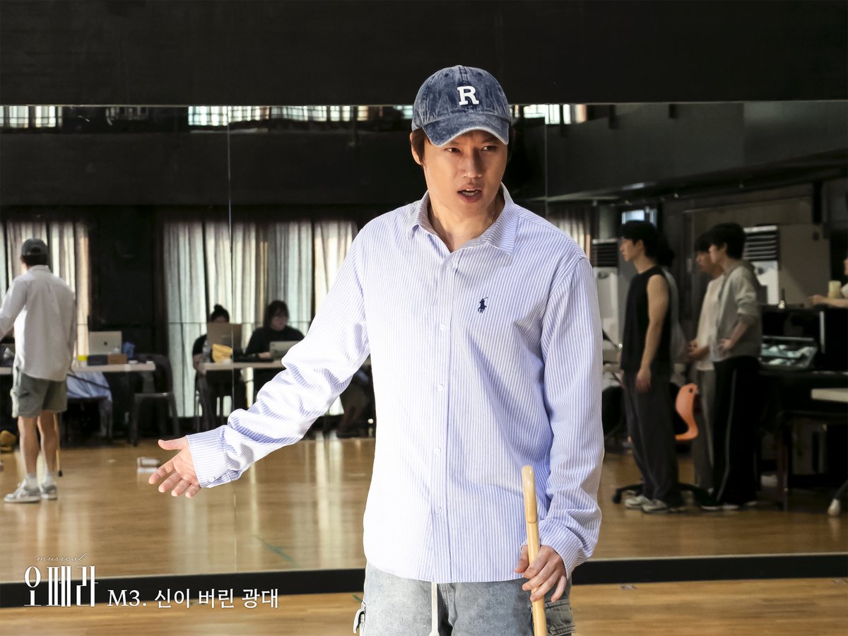 orchardmusical's tweet photo. 뮤지컬 #오페라

👑 연습실 사진 공개

"신 앞에 맞설 때 각오를 했어야지”
M3. 신이 버린 광대
M8. 유니콘

루이 | 문태유 조병규
륄리 | 백인태 조환지

𝐌𝐔𝐒𝐈𝐂𝐀𝐋 𝐎𝐏𝐄𝐑𝐀
𝟸𝟶𝟸𝟼.𝟷𝟶.𝟶𝟷-𝟷𝟶.𝟷𝟾
이화여자대학교 삼성홀 https://t.co/7TePBZGuY0