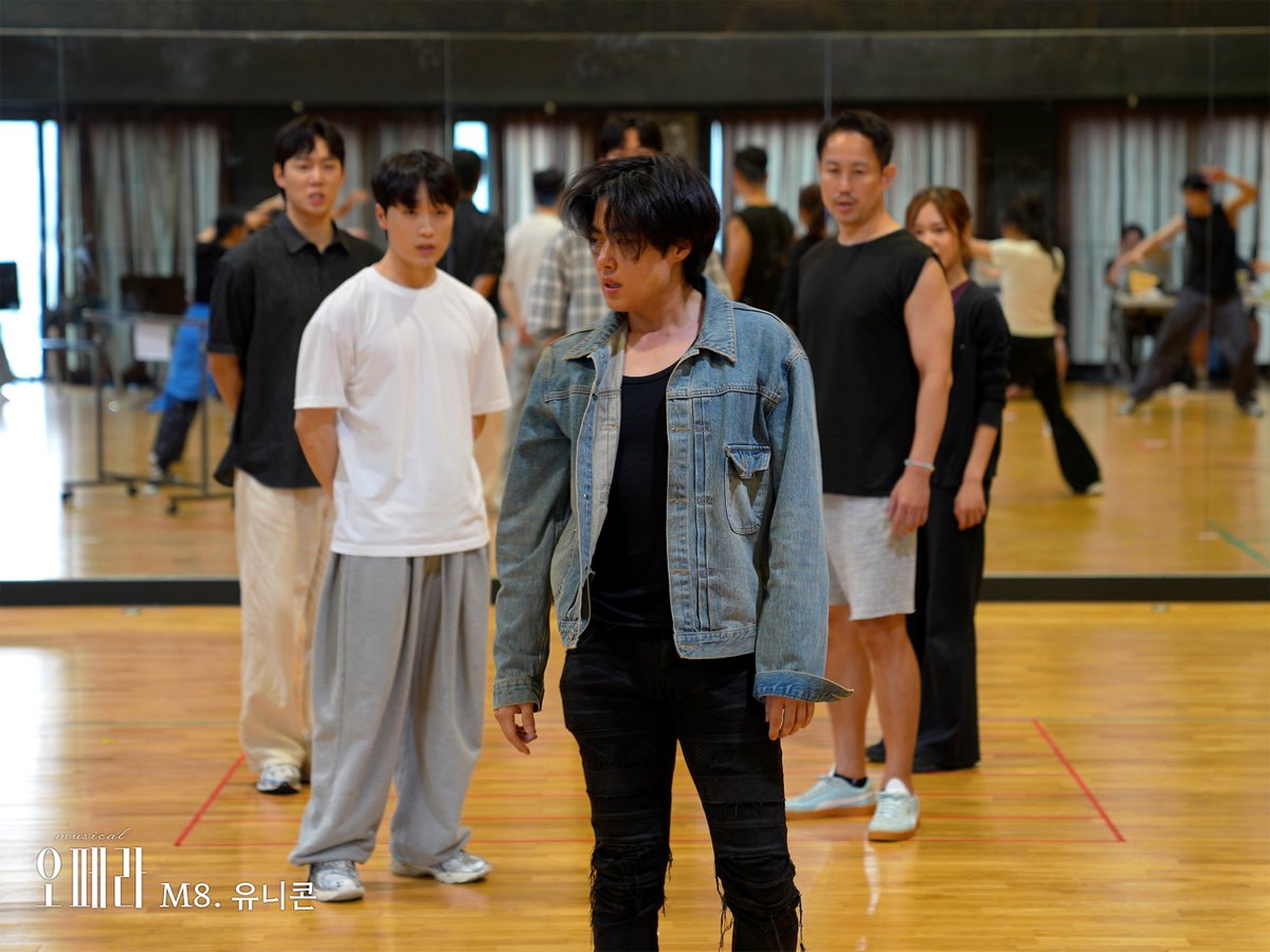 orchardmusical's tweet photo. 뮤지컬 #오페라

👑 연습실 사진 공개

"신 앞에 맞설 때 각오를 했어야지”
M3. 신이 버린 광대
M8. 유니콘

루이 | 문태유 조병규
륄리 | 백인태 조환지

𝐌𝐔𝐒𝐈𝐂𝐀𝐋 𝐎𝐏𝐄𝐑𝐀
𝟸𝟶𝟸𝟼.𝟷𝟶.𝟶𝟷-𝟷𝟶.𝟷𝟾
이화여자대학교 삼성홀 https://t.co/7TePBZGuY0