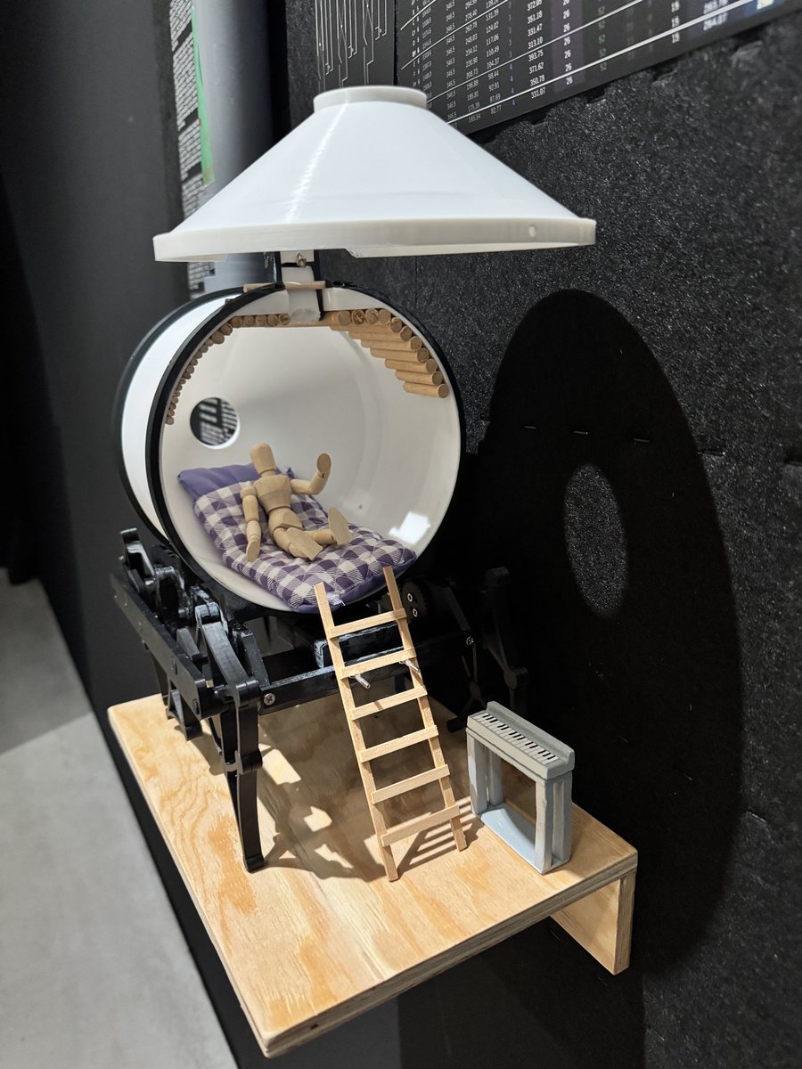 yuki_web_log's tweet photo. 【展示会ログ✍️】
21_21 design sightで開催されてる″方丈記に学ぶ″に行ってきた！
より良い住まいに定住して社会と繋がるっていう考え自体が既成概念なのかもしれないと考えさせられつつアーティストさんが様々なアプローチで方丈記の庵を表現していて興味深かった

#21_21designsight #方丈記に学ぶ https://t.co/rVd1aD5EcQ