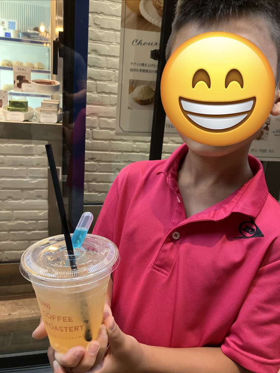 Maechan_loveS2's tweet photo. ステッカーがもらえるとなると母の財布の紐が緩むことに、気付いてしまった息子😂
テニスの練習前のおやつに🍪🍭、何度か付き合ってくれました♪青いものが好きなのですが、青いかき氷は残念ながらアルコール入り😭笑

毎月息子が購入する雑誌も、BASEGATEの有隣堂で買いました♡
「TUBEステッカーもらえますか？」と息子がちゃんと聞いてくれました🤭笑

遠くてなかなか行けなかったTU友さんにあげようっと♡

本当頼むから晴れて🥹🙏✨

#関内TUBE
#BASEGATE関内
#TUBE
#NoTUBENoSummer 
#前田亘輝