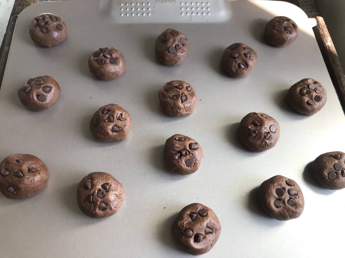 alinl983227's tweet photo. Just shared a plate of my homemade chocolate chip cookies with the new family next door! Warm vibes make a neighborhood feel like home ， https://t.co/DABeNSiAYg