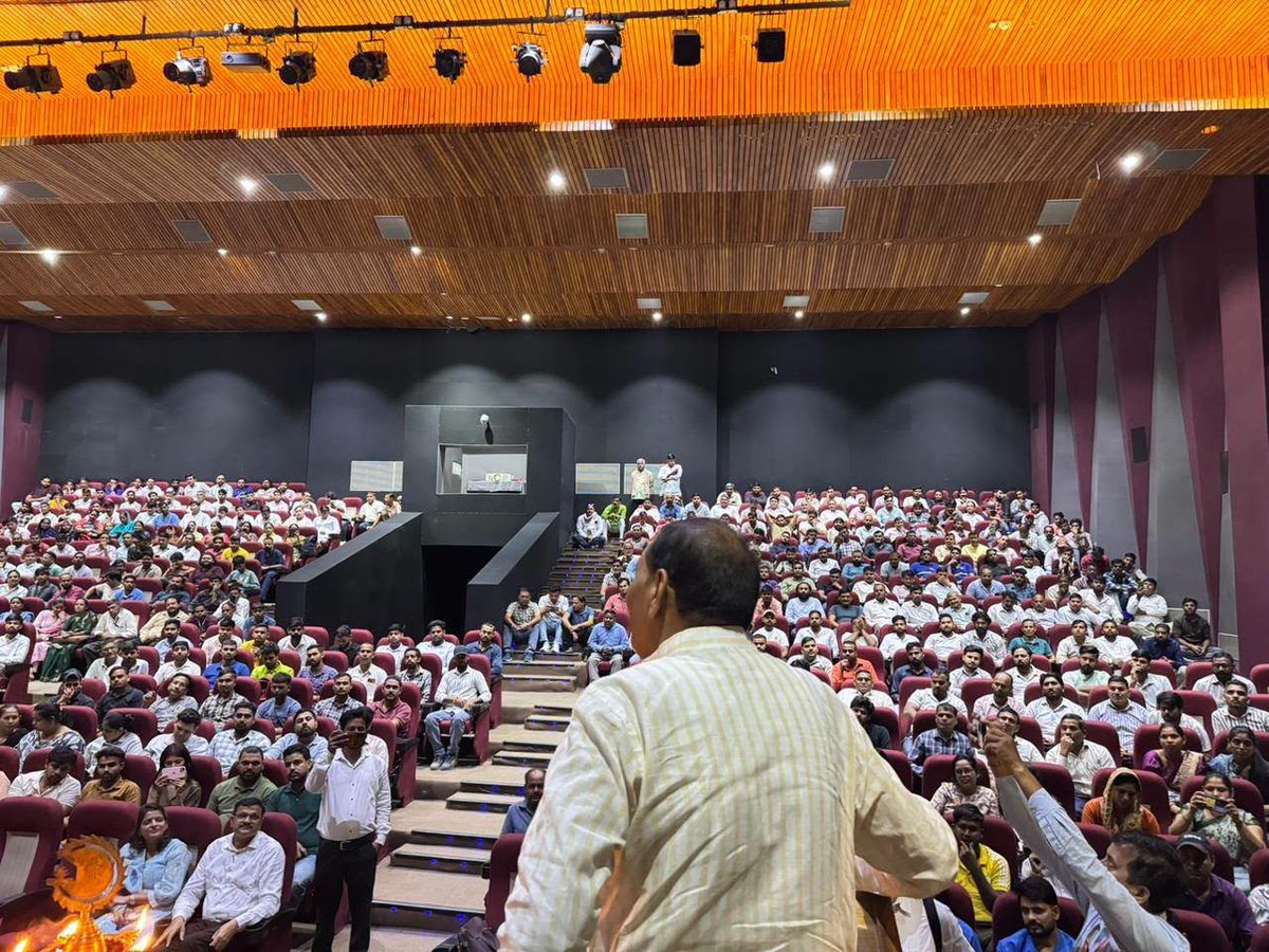 tejpalnagarMLA's tweet photo. आउटसोर्स कर्मियों के हित, सम्मान और अधिकारों की दिशा में योगी सरकार का महत्वपूर्ण कदम!

आज ग्रेटर नोएडा स्थित उत्तर प्रदेश औद्योगिक विकास प्राधिकरण (UPSIDC) के ऑडिटोरियम में उत्तर प्रदेश आउटसोर्स सेवा निगम से संबंधित कार्यक्रम में सम्मिलित होकर कार्यक्रम ��ो संबोधित किया।

इस अवसर पर लखनऊ के लोक भवन स्थित प्लेनरी हॉल से आदरणीय मुख्यमंत्री श्री @myogiadityanath जी की अध्यक्षता में आयोजित कार्यक्रम का सजीव प्रसारण देखा तथा माननीय मुख्यमंत्री जी, आदरणीय उपमुख्यमंत्री श्री  @kpmaurya1 जी एवं आदरणीय उपमुख्यमंत्री श्री @brajeshpathakup जी का मार्गदर्शन एवं संबोधन सुना।

‘उत्तर प्रदेश आउटसोर्स सेवा निगम’ की स्थापना आउटसोर्स कर्मियों के हितों की रक्षा, उनके सम्मान, पारद��्शिता और बेहतर सेवा व्यवस्था सुनिश्चित करने की दिशा में एक महत्वपूर्ण पहल है। माननीय मुख्यमंत्री जी के कुशल नेतृत्व में उत्तर प्रदेश सुशासन, पारदर्शिता और जनकल्याण के नए आयाम स्थापित कर रहा है। #MLADadri