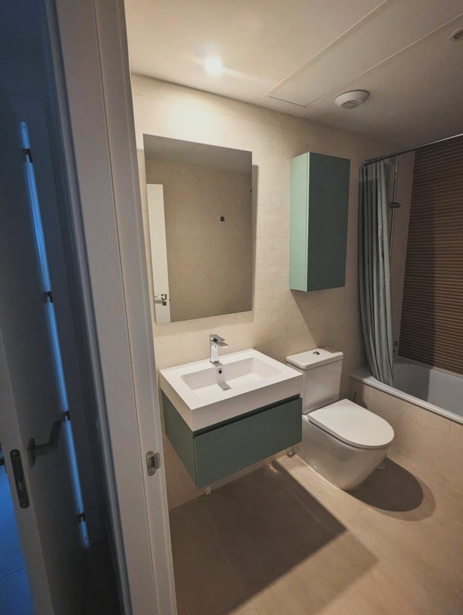 TorviscoGroup's tweet photo. 💚 Un baño pequeño también puede tener mucha personalidad.

Mueble ELE de 60 cm, acabado verde bajo pedido, encimera Moonstone, auxiliar Bathtwo a juego y espejo Lagos en vertical.

Una combinación sencilla, funcional y muy bien aprovechada. https://t.co/yMZlCknO9s