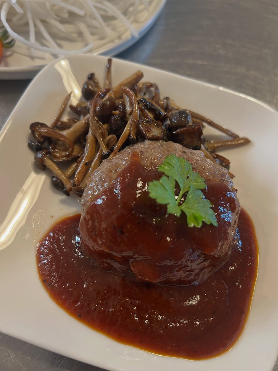 NormandLamn47's tweet photo. Hamburg steak and daikon salad 
8/20/26 https://t.co/bKrca5zPu1