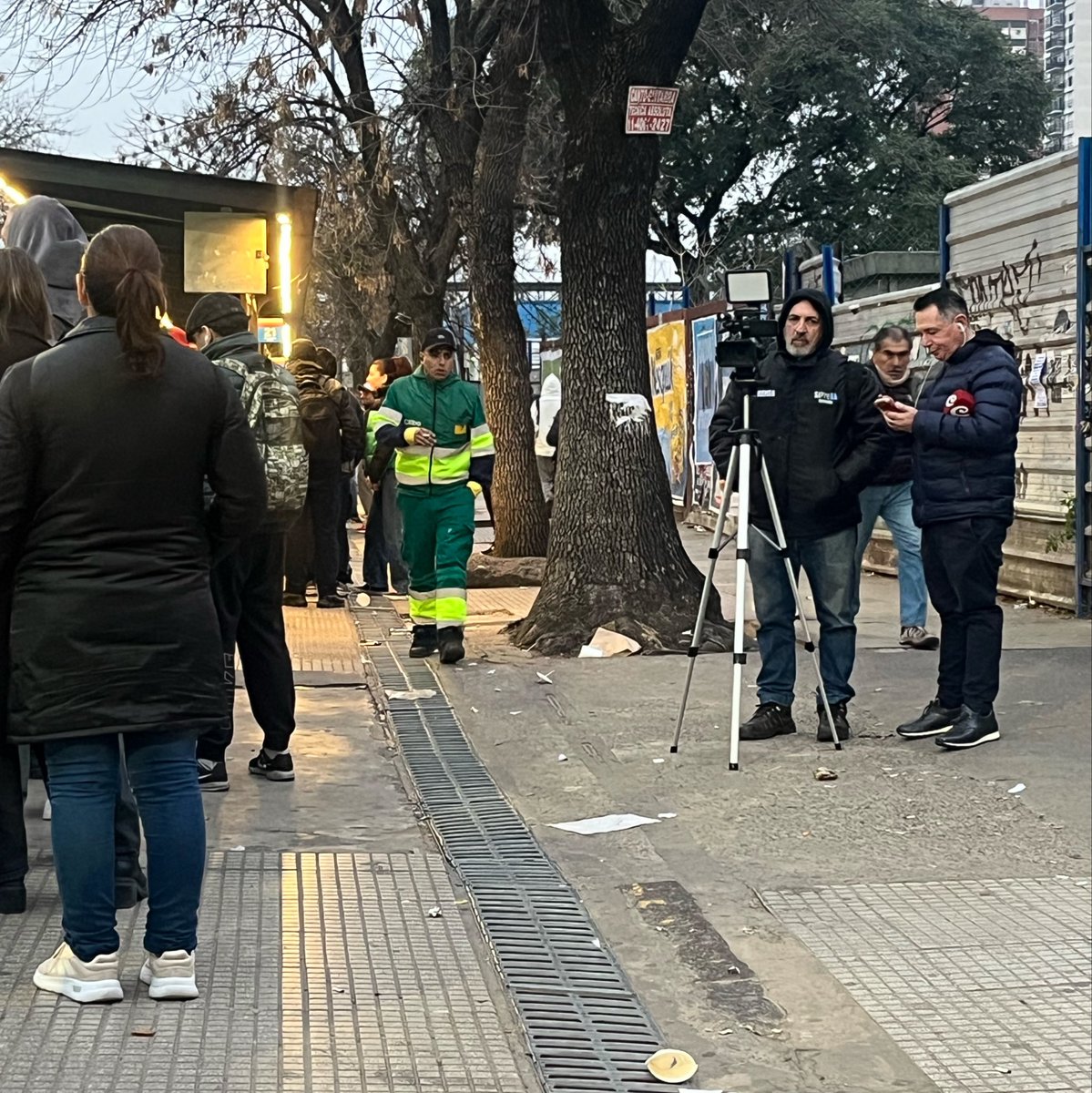 PuchiDei's tweet photo. Sabes que el bondi va a tardar 3 horas en pasar cuando llegas a la parada y están los de Crónica haciendo notas a la gente de la fila https://t.co/SQ4aVn5x6i