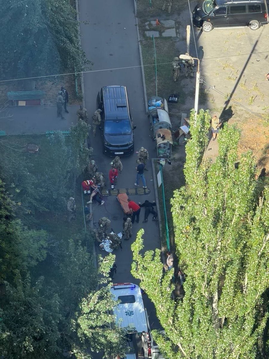 Vasyl_Petrov's tweet photo. @ZelenskyyUa Крах держави починається з розвалу державного управління та деградації державних інституцій – це ми вже давно маємо. Наступний крок це втрата державою контролю над власними силовими структурами – це те що ми бачимо сьогодні. Фактично держава Зеленського вже зазнала краху. https://t.co/JSpacQV39m