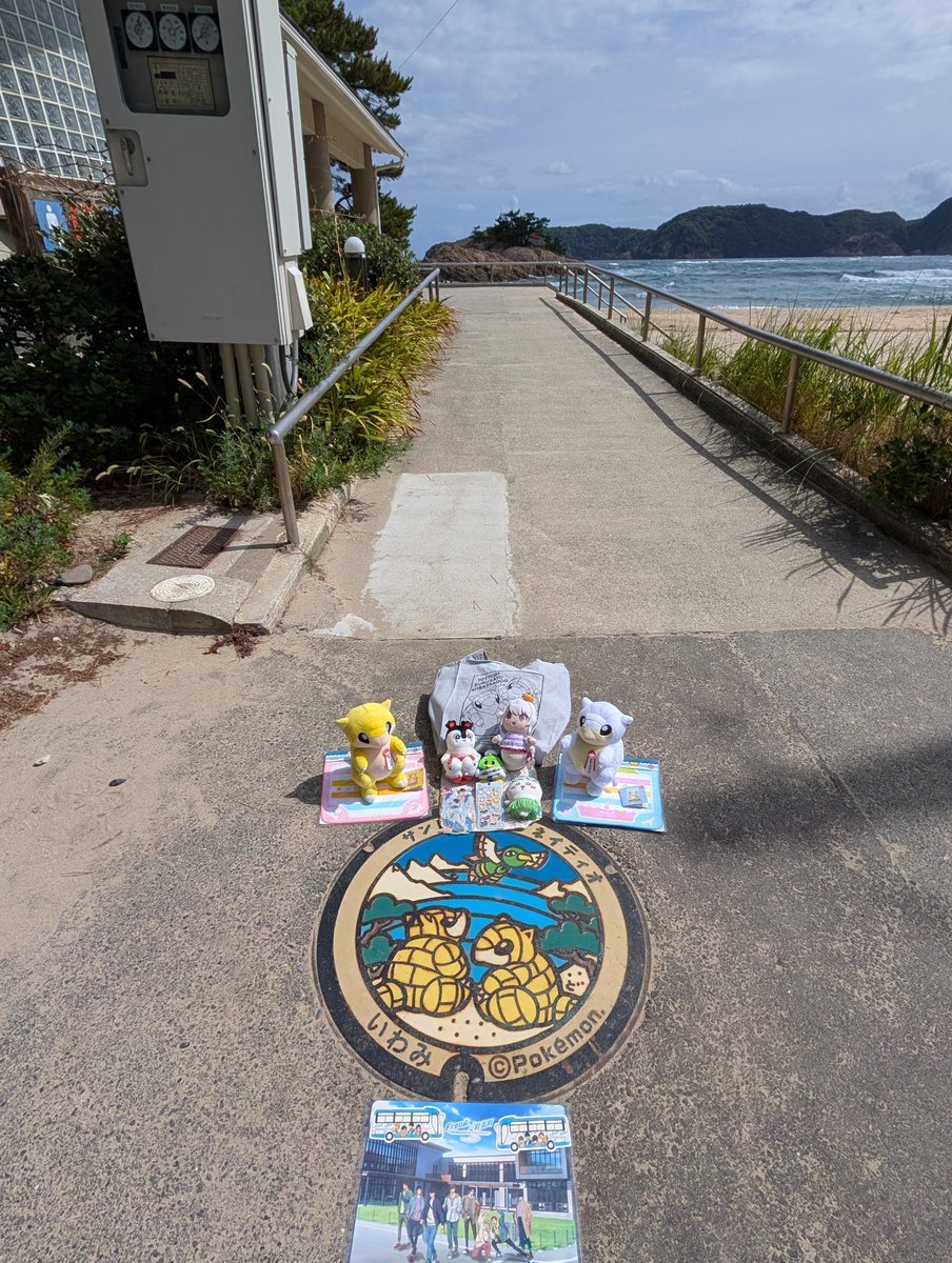 syuranui3's tweet photo. 鳥取県内の観光地でぬい活 インスタ投稿か〜　おたねちゃんぬい 撮り貯めしてたの今こそﾃﾞｽﾈ 　向こうの仕様思い出さねば
Free!のおまんじゅうにぎにぎやアクスタなら岩美町内で撮りまくってるけど ぬいぐるみ持って無くてm(_ぬ_)m　
#ぬい活鳥取 https://t.co/2BF10LC8Dt