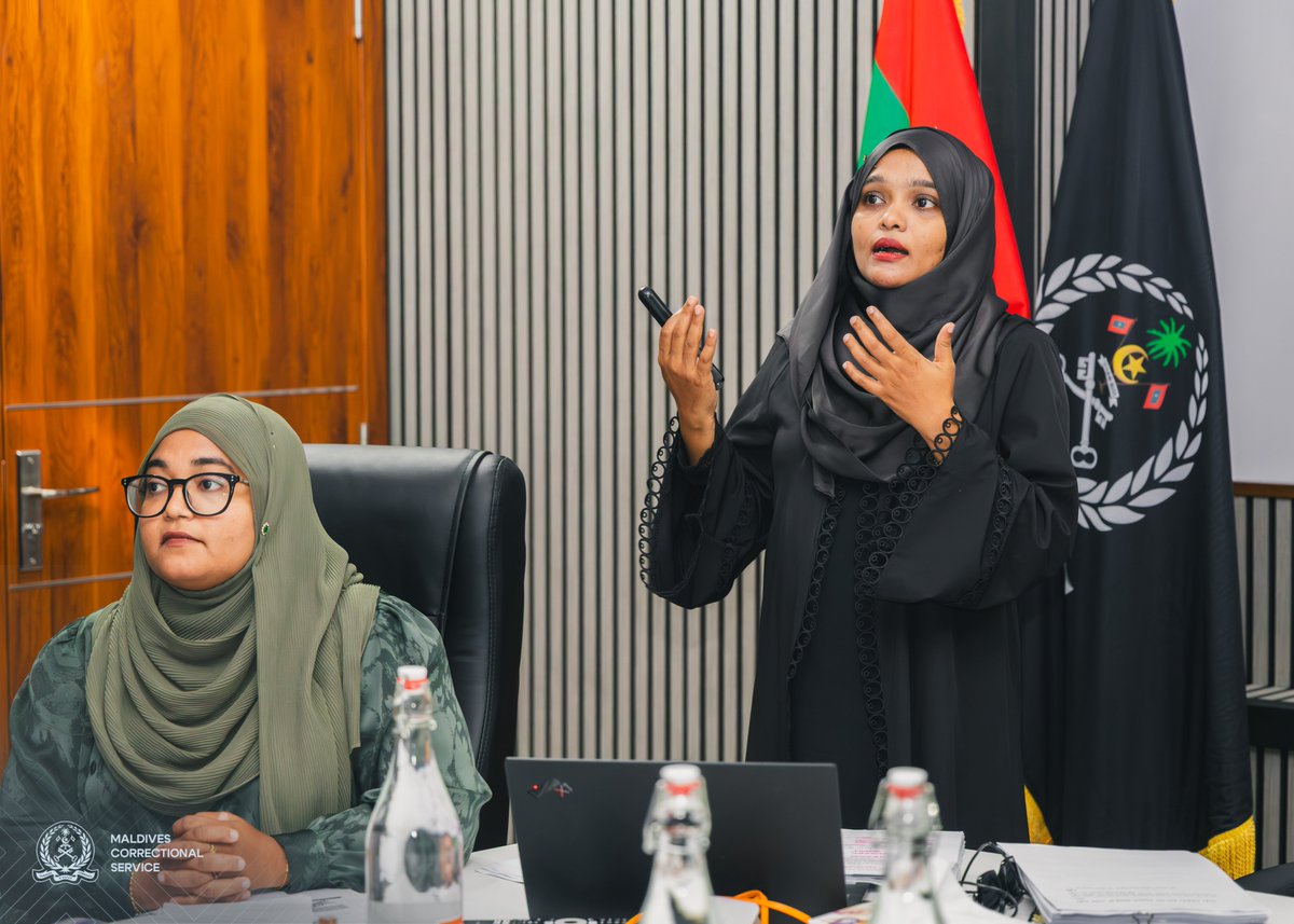 CorrectionsMv's tweet photo. އައްސޭރި ޖަލުގައި ހުންނަ ކުޑަކުދިންގެ ކަރެކްޝަނަލް މަރުކަޒުތަކުގައި މަސައްކަތްކުރާ އޮފިސަރުން، ގަވާއިދު ނަންބަރު: 2025/R-64 (ކުޑަކުދިންގެ ކަރެކްޝަނަލް މަރުކަޒުތަކުގެ ގަވާއިދު) އަށް އަހުލުވެރިކުރުމަށްޓަކައި، ޖުވެނައިލް އޮފެންޑަރ މެނޭޖްމަންޓް ޑިޕަރޓްމަންޓާއި ލީގަލް  ސަރވިސް ޑިޕަރޓްމަންޓް ގުޅިގެން ސެޝަނަށް އިއްޔެ ކުރިއަށް ގެންގޮސްފި. މި ސެޝަންގައި 6 އޮފިސަރުން ބައިވެރިވެފައިވޭ.