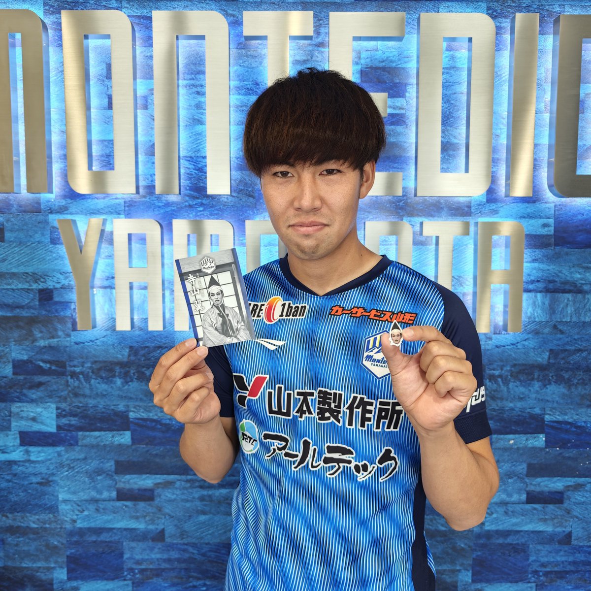 monte_prstaff's tweet photo. #私はグッズ担当 より、9.5 #ホーム甲府戦 新商品のご案内です🙋

#川井歩 選手、#寺山翼 選手、#山田拓巳 選手のバラエティアイテムが登場🚗💨
川井歩選手のSNSで話題になった？あのTシャツやちょっとおしゃれ？なTシャツ、フレークシール、ガチャガチャなどバラエティに富んだラインナップ😁

Tシャツ購入者限定イベントも！？
（詳細は後日発表します🦑🏎️🦑🏎️）

6️⃣山田選手のTシャツは次節以降販売を予定しております
続報をお待ちください・・・🤫

🔽試合詳細はこちら🔽
https://t.co/KNo9ndKLDt

#montedio
#yamagataichigan