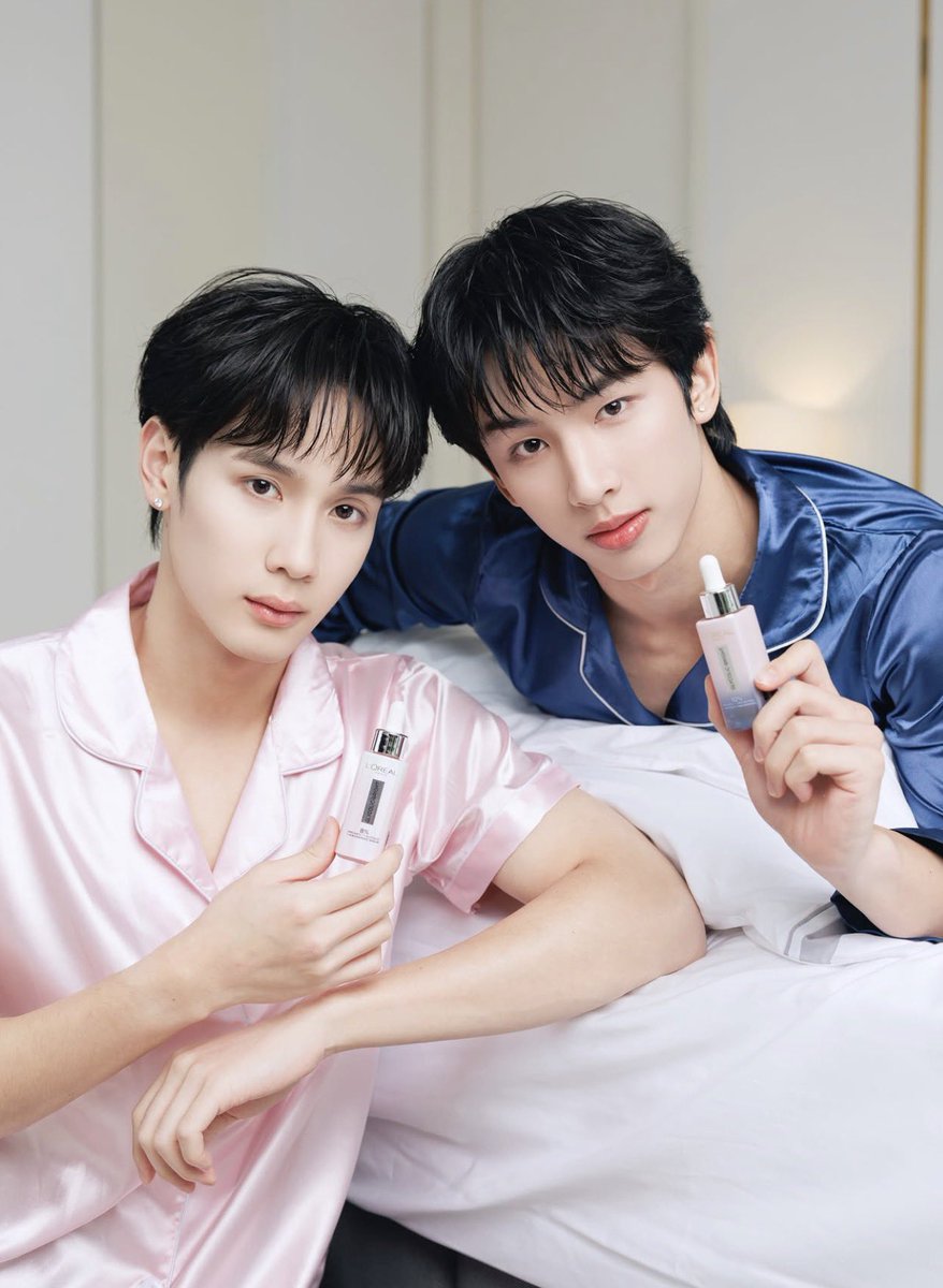 javafamily_o's tweet photo. 🗓️ 𓂂02092026

*･｡ﾟ 𝗜𝗴 𝗽𝗼𝘀𝘁 : 𝗷.𝗷𝗮𝘃𝗮𝗯𝗵   

👉นี่คือ Night routine ขวดใหม่ ที่ขาดไม่ได้ 🌙L'Oréal Paris Moon Serum ใช้ก่อนนอน ตื่นมาผิวดูไบรท์ และสดใสขึ้นเลยค้าบบบบ

💙ผิวใสด้วยสารสกัดตัวเก่ง จัดเต็มที่มาช่วยผลัดเซลล์ผิวอย่าง Melasyl + Glycolic Acid + Pro-Retinol ให้ผิว กระจ่างใส ตื่นมาผิวดูเรียบเนียน เหมือนผิวได้รีเซ็ตระหว่างนอน หลับเลย ถึงจะผลัดเซลล์ผิว แต่ลองใช้แล้วอ่อนโยน เพราะมีสาร ปลอบประโลมผิวที่เค้าใส่มาด้วย
🩷ยิ่งใช้คู่กับ Glycolic Bright Serum ตอนกลางวันบอกเลย ผิวใสไม่รู้ตัวแน่นอน~

#LOrealParisTH #LOrealParisMoonSerum
ꗯ꙼̈ 𓂂 @javabh28 #javabh #swensurf 
 #SurfJava