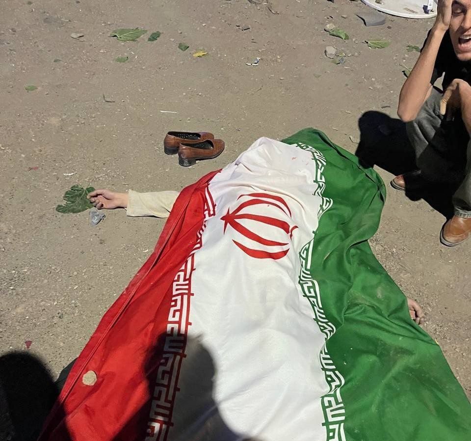 khadem_shohada9's tweet photo. دیشب یک زن در مشهد ثابت کرد تارو پود این پرچم از جان ماست:(💔
#میدان_یار https://t.co/fpmRc68DZu