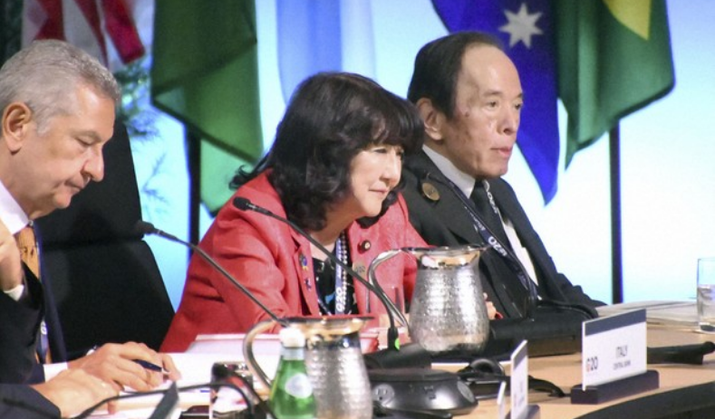 hoshusokuhou's tweet photo. 記者「日本の財政に世界から心配の声は？」 片山財相「驚くほどなかった。日本が一番赤字が小さいので｣ 
↓
■片山財相の発言（要約）
・「G7の中で、単年度のGDP比の財政赤字額は日本がもっとも小さい」と説明
↓
・G20財務相・中央銀行総裁会議にて
↓
■記者の質問が的外れすぎる（考察）
G20が「お前の国の借金やばくね？」とか直接説教する場だと思ってんのかよ。面と向かって他国の内政をボロクソに言うわけないのに。

世界から心配されていることにしたいマスコミｗｗｗ